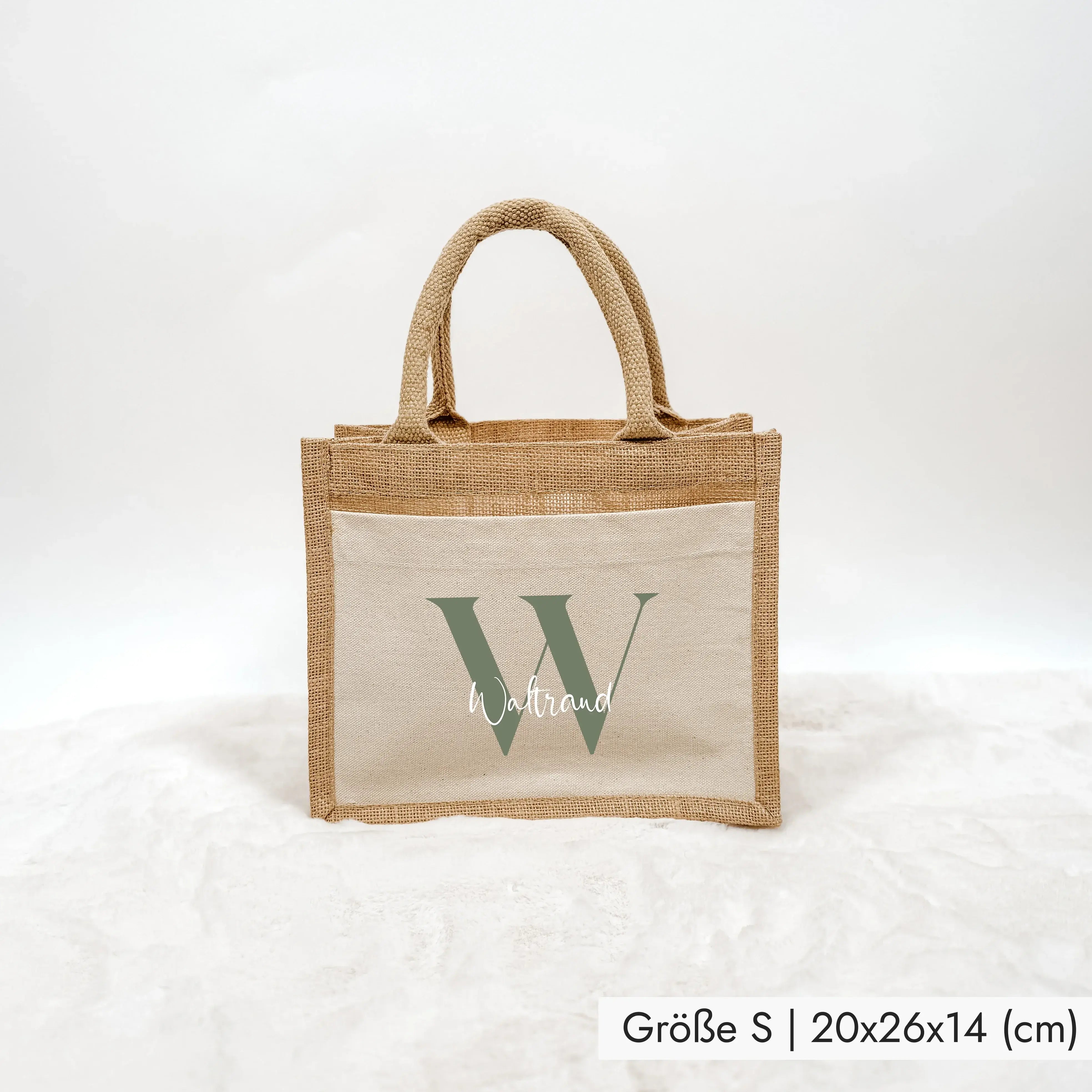 Jutetasche Name + Initial - Jutetasche - famprints - Entdecke die stylische Jutetasche Name + Initial, die du ganz individuell mit deinem Namen und einem farblich wählbaren Initial personalisieren kannst. So wird deine Tasche zum einzigartigen Begleiter i