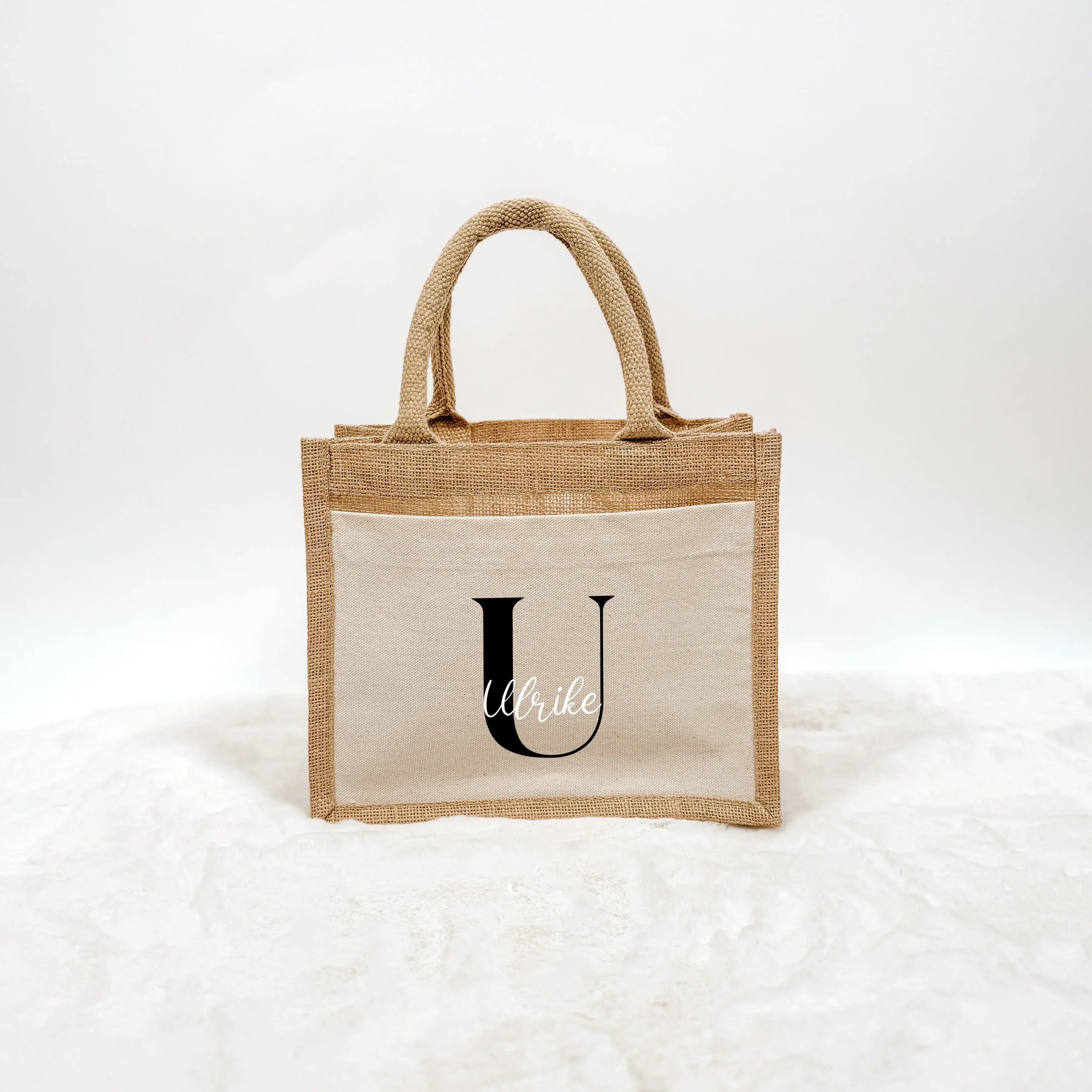 Jutetasche Name + Initial - Jutetasche - famprints - Entdecke die stylische Jutetasche Name + Initial, die du ganz individuell mit deinem Namen und einem farblich wählbaren Initial personalisieren kannst. So wird deine Tasche zum einzigartigen Begleiter i