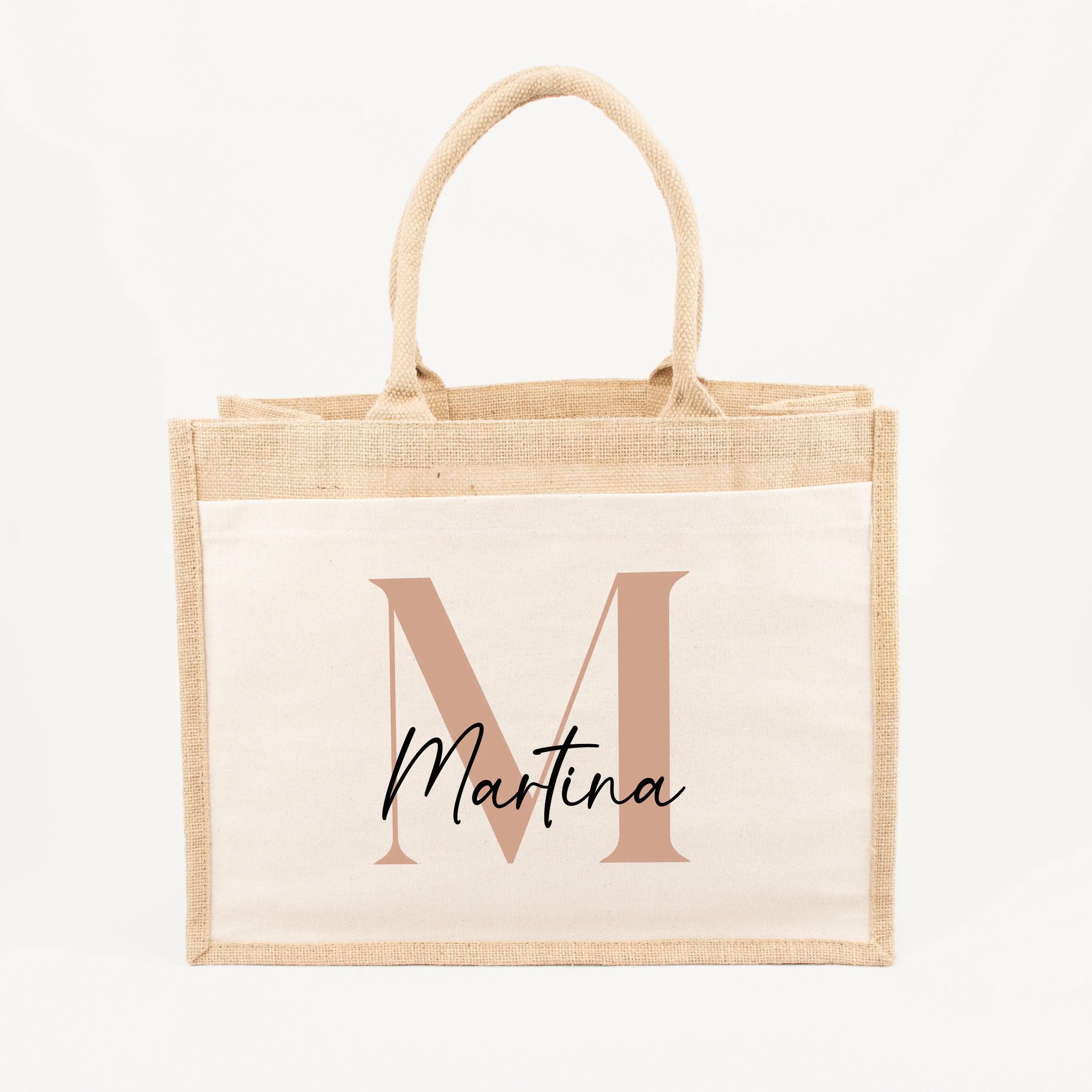 Jutetasche Name + Initial - Jutetasche - famprints - Eine Jutetasche Name + Initial von famprints ist mehr als ein hübsches Accessoire – sie wird zu einem liebevollen Begleiter für Alltag und besondere Momente. Mit deinen persönlichen Buchstaben in sanfte