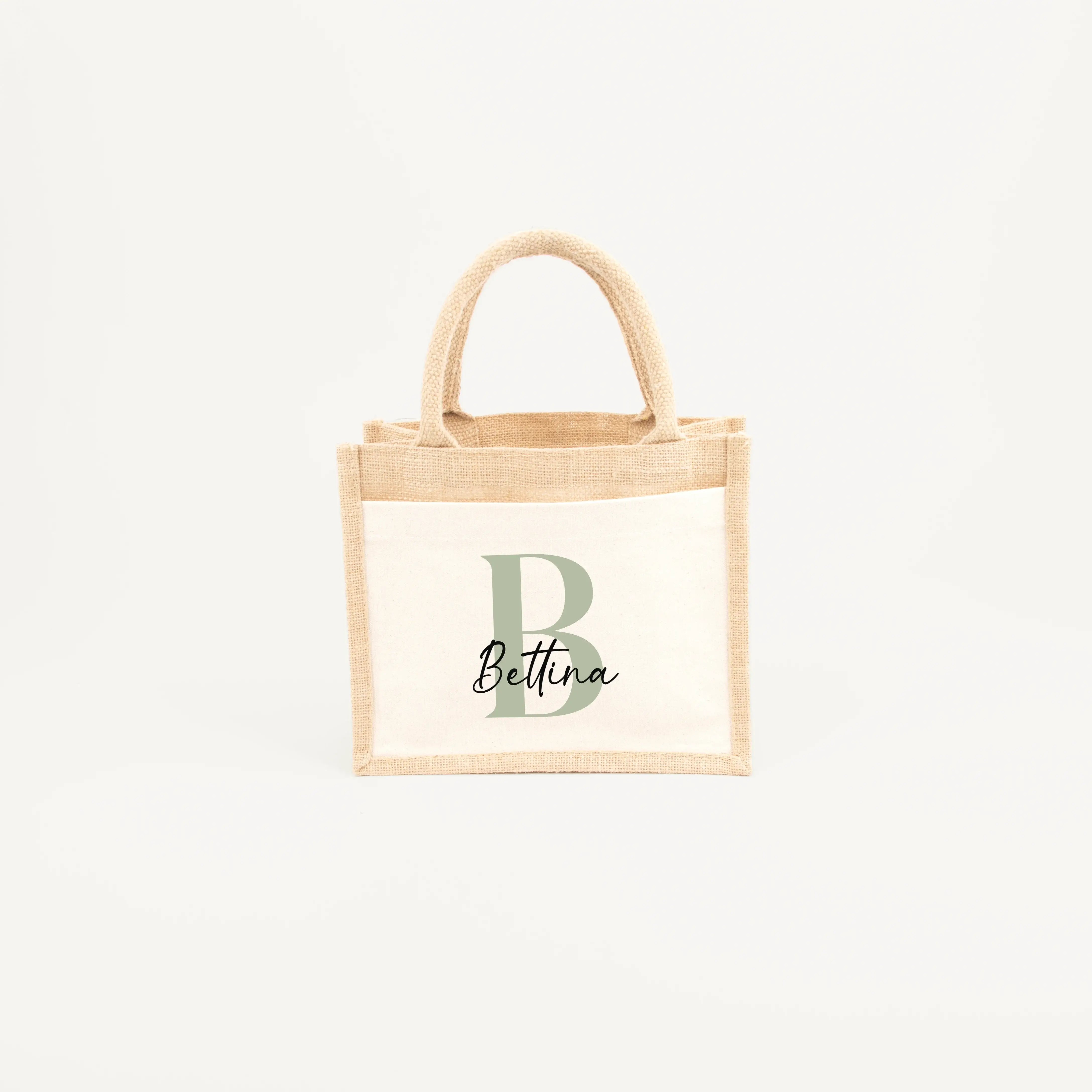 Jutetasche Name + Initial - Jutetasche - famprints - Eine Jutetasche Name + Initial von famprints ist mehr als ein hübsches Accessoire – sie wird zu einem liebevollen Begleiter für Alltag und besondere Momente. Mit deinen persönlichen Buchstaben in sanfte
