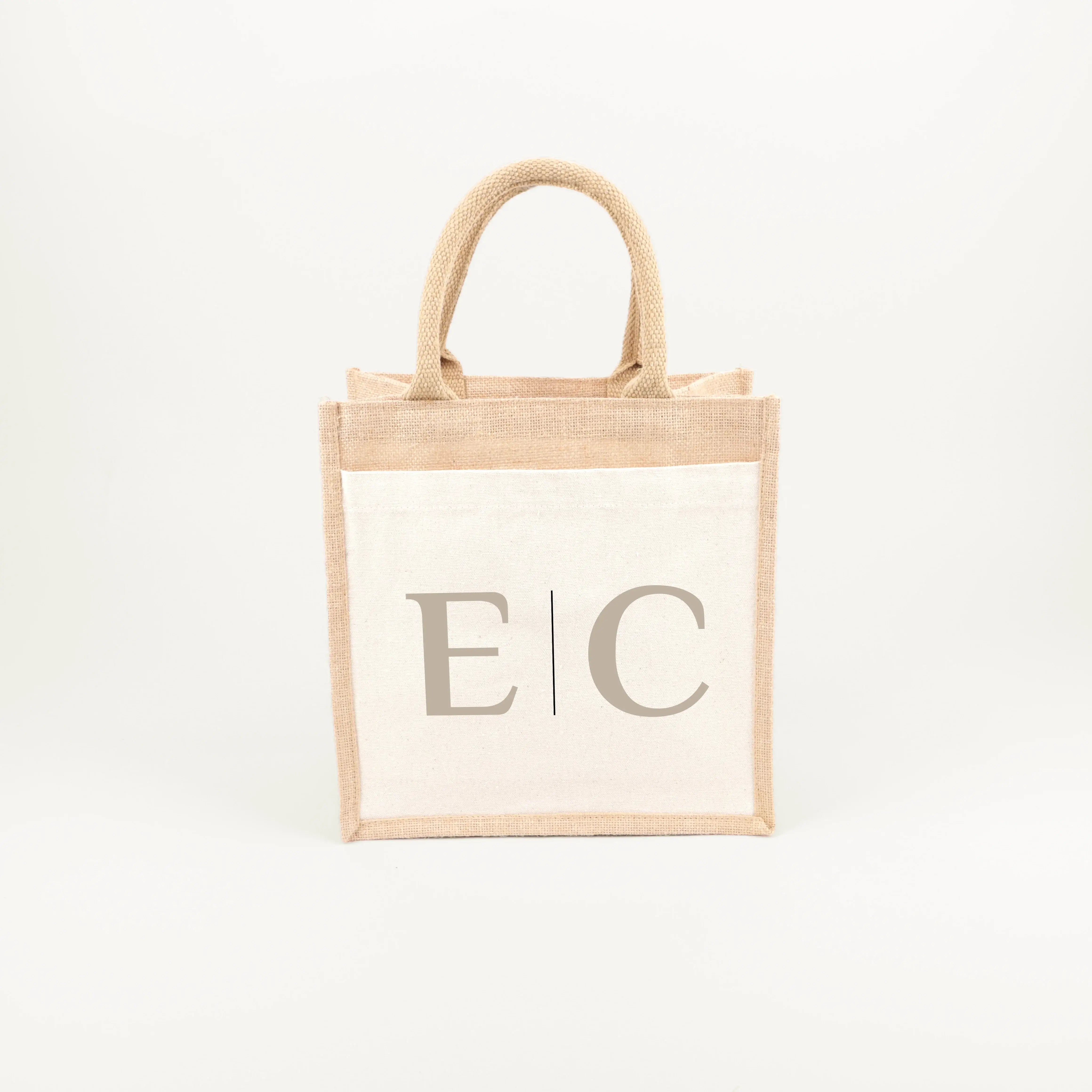 Jutetasche 2 Initialen - Jutetasche - famprints - Entdecke die Jutetasche 2 Initialen – dein perfektes, personalisiertes Geschenk für Freundinnen, Paare oder dich selbst! Diese stylische Jutetasche kannst du ganz individuell mit zwei Initialen gestalten.