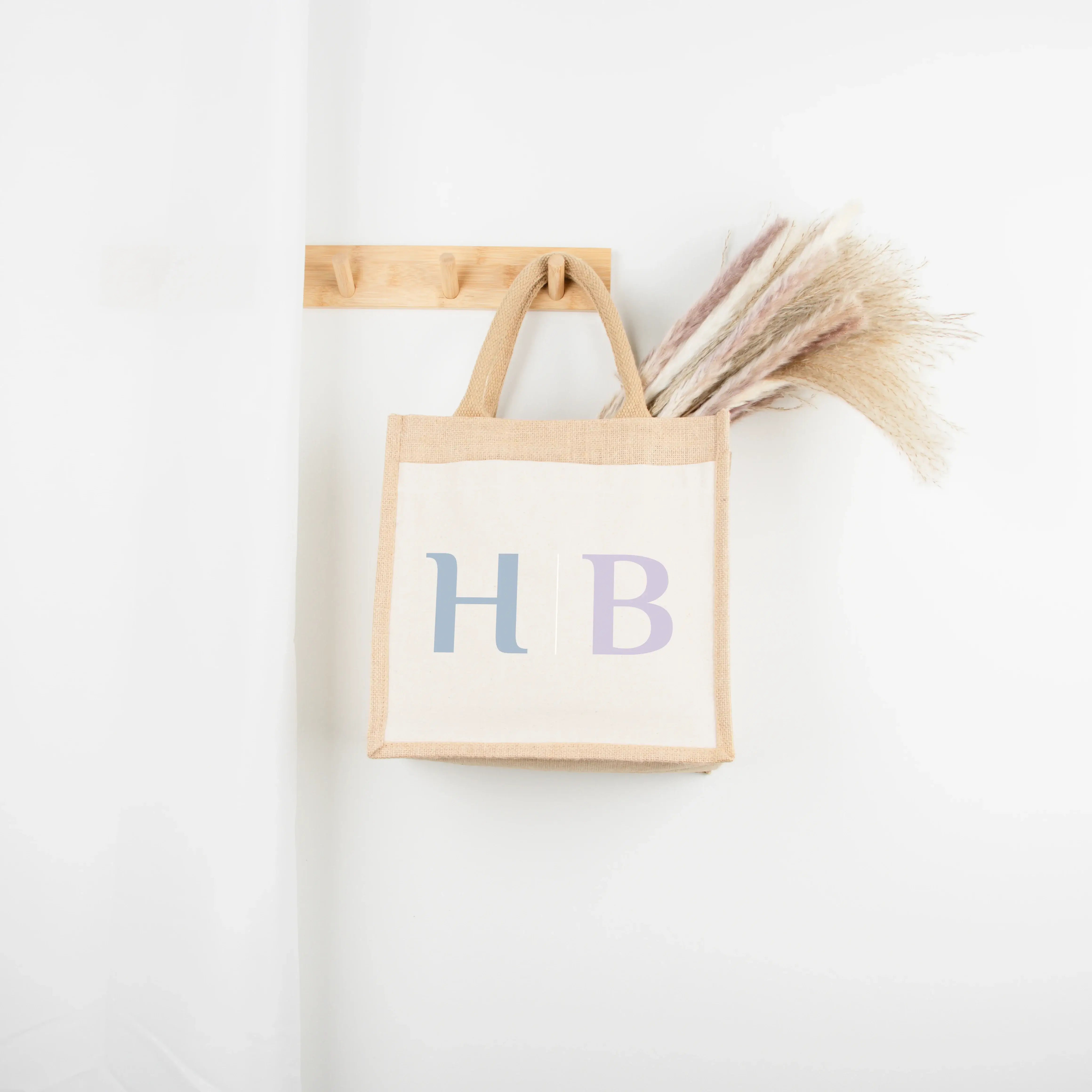 Jutetasche 2 Initialen - Jutetasche - famprints - Entdecke die Jutetasche 2 Initialen – dein perfektes, personalisiertes Geschenk für Freundinnen, Paare oder dich selbst! Diese stylische Jutetasche kannst du ganz individuell mit zwei Initialen gestalten.