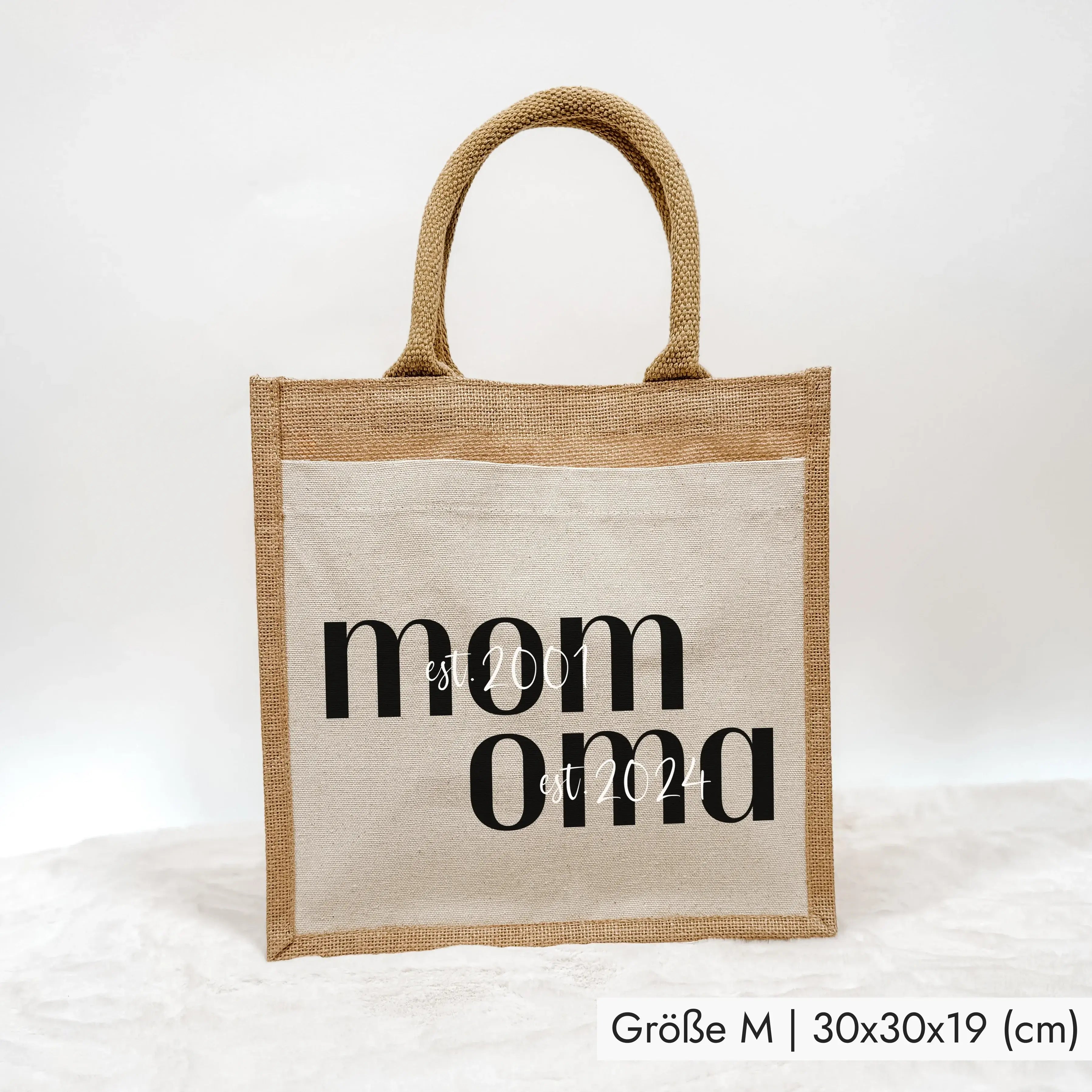 Jutetasche MOM + OMA - Jutetasche - famprints - Suchst du ein persönliches Geschenk für deine Mama oder Oma? Unsere Jutetasche MOM + OMA ist genau das Richtige! Du kannst die Tasche mit den Jahreszahlen personalisieren, wann deine Mama Mama wurde und wann