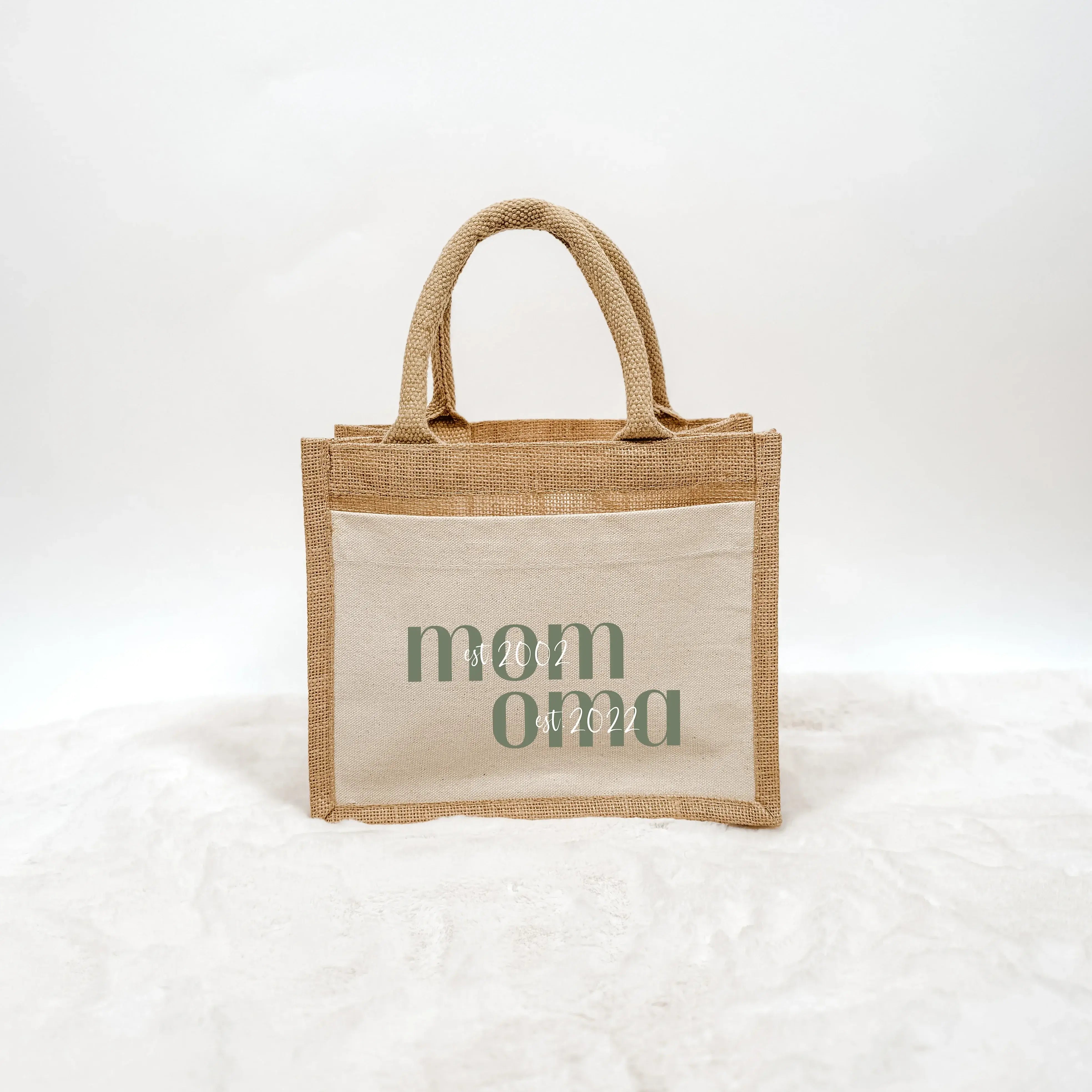 Jutetasche MOM + OMA - Jutetasche - famprints - Suchst du ein persönliches Geschenk für deine Mama oder Oma? Unsere Jutetasche MOM + OMA ist genau das Richtige! Du kannst die Tasche mit den Jahreszahlen personalisieren, wann deine Mama Mama wurde und wann