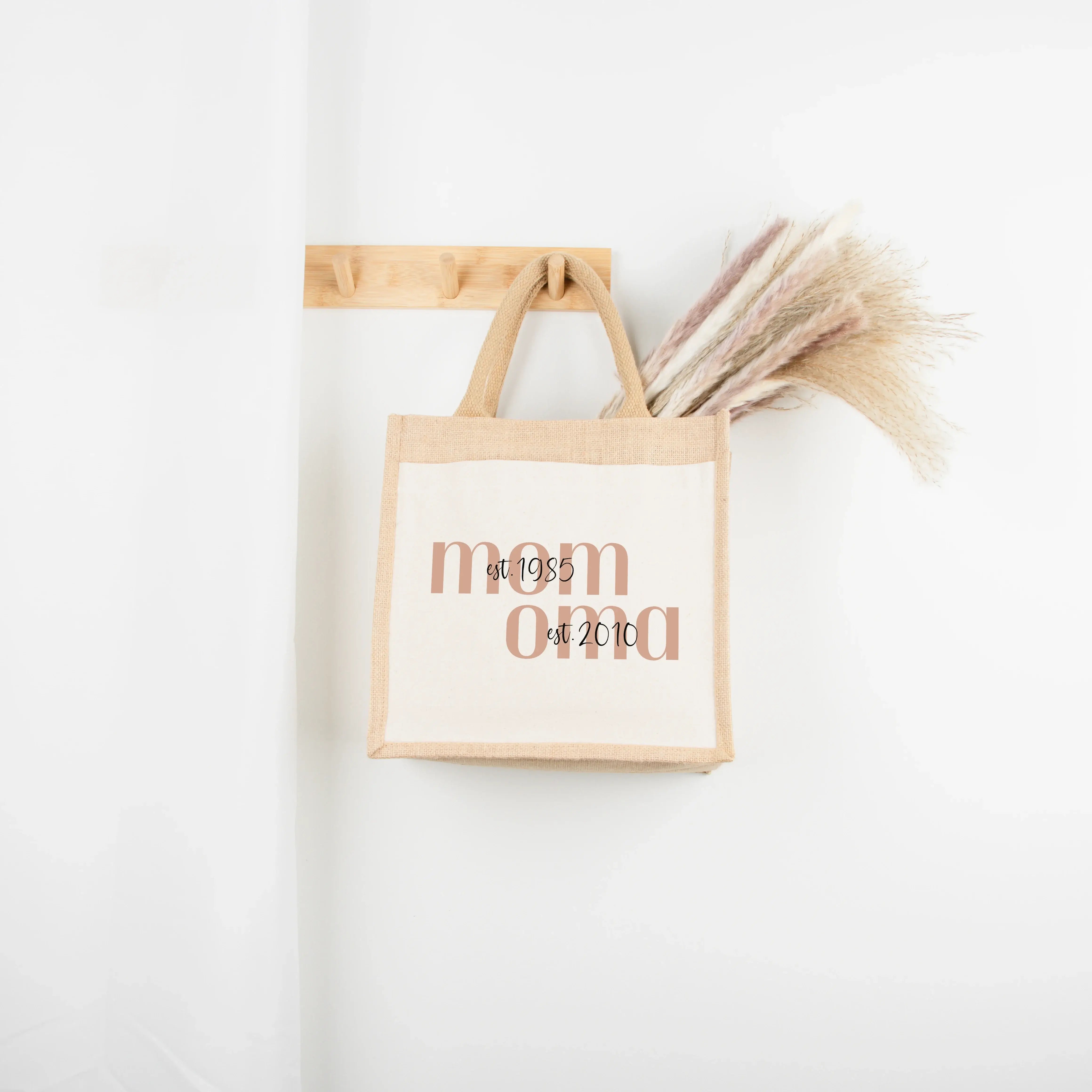 Jutetasche MOM + OMA - Jutetasche - famprints - Suchst du ein persönliches Geschenk für deine Mama oder Oma? Unsere Jutetasche MOM + OMA ist genau das Richtige! Du kannst die Tasche mit den Jahreszahlen personalisieren, wann deine Mama Mama wurde und wann