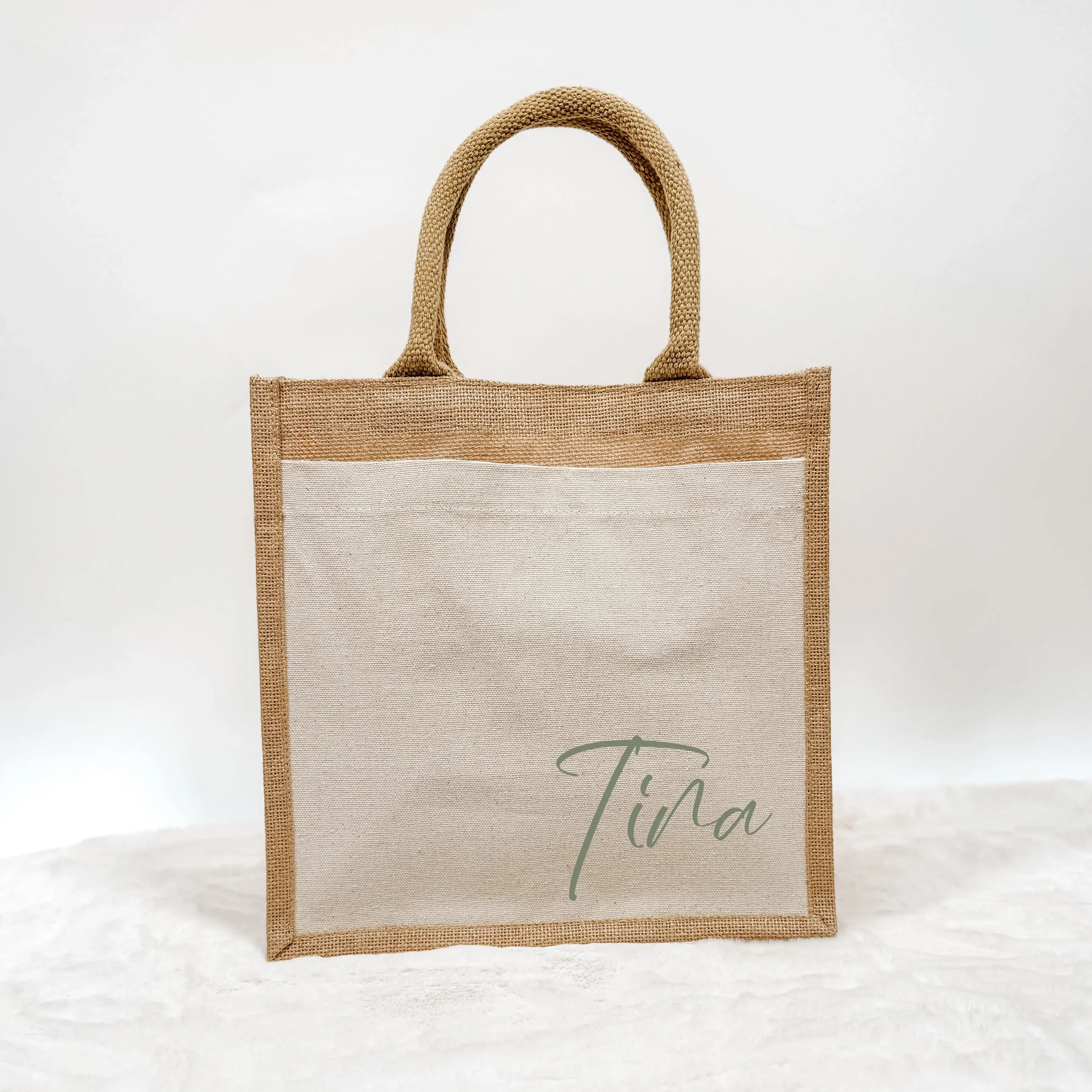 Jutetasche Name - Jutetasche - famprints - Entdecke unsere personalisierte Jutetasche Name – dein perfekter Begleiter für den Alltag! Wähle aus drei praktischen Größen (S, M, L) und gestalte deine Tasche individuell mit deinem Namen in verschiedenen Farbe