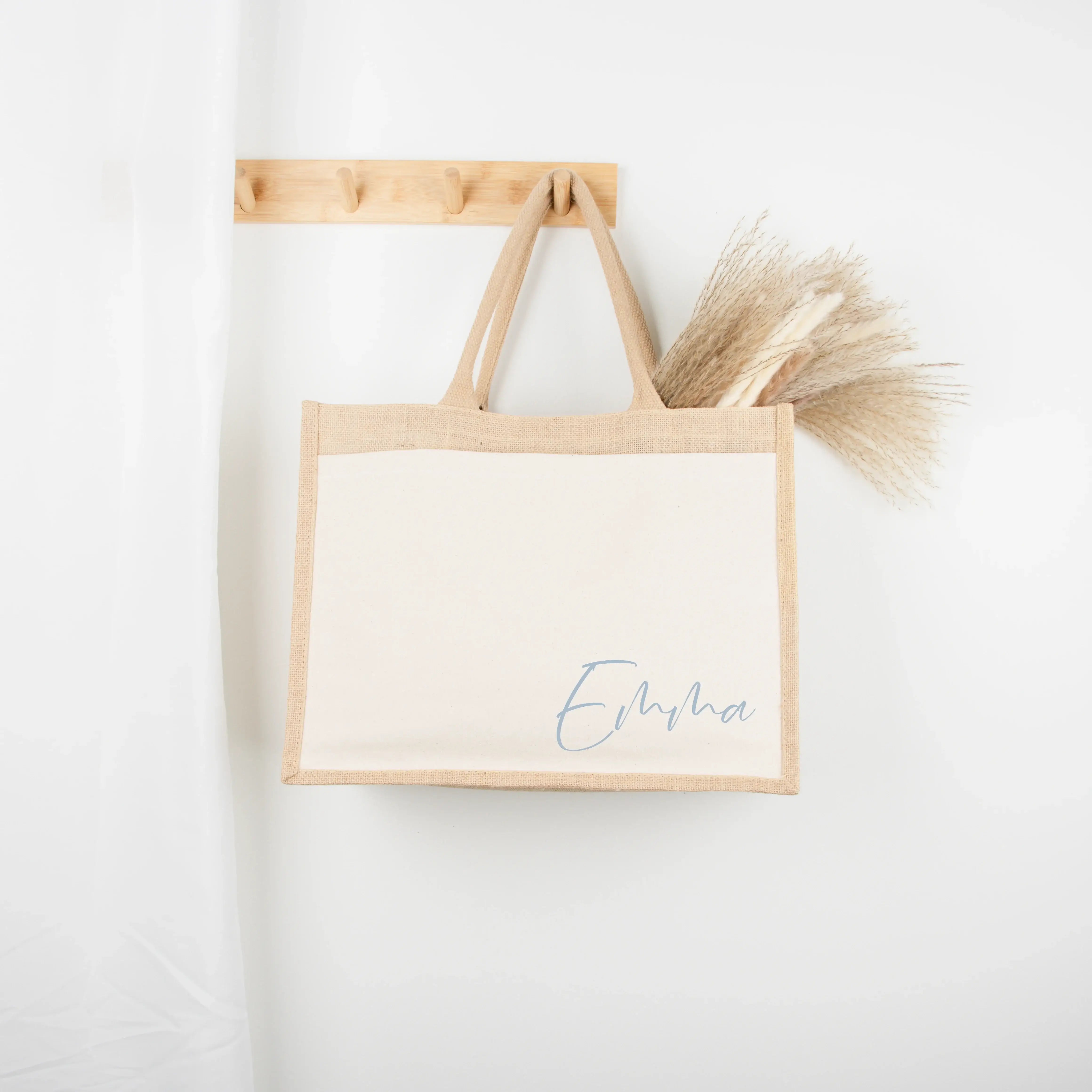 Jutetasche Name - famprints - Jutetasche - Wenn du ein Geschenk suchst, das von Herzen kommt, dann ist die Jutetasche Name von famprints genau das richtige Detail, um deinen Moment noch persönlicher zu machen. Stell dir vor, du überreichst ein Präsent – e