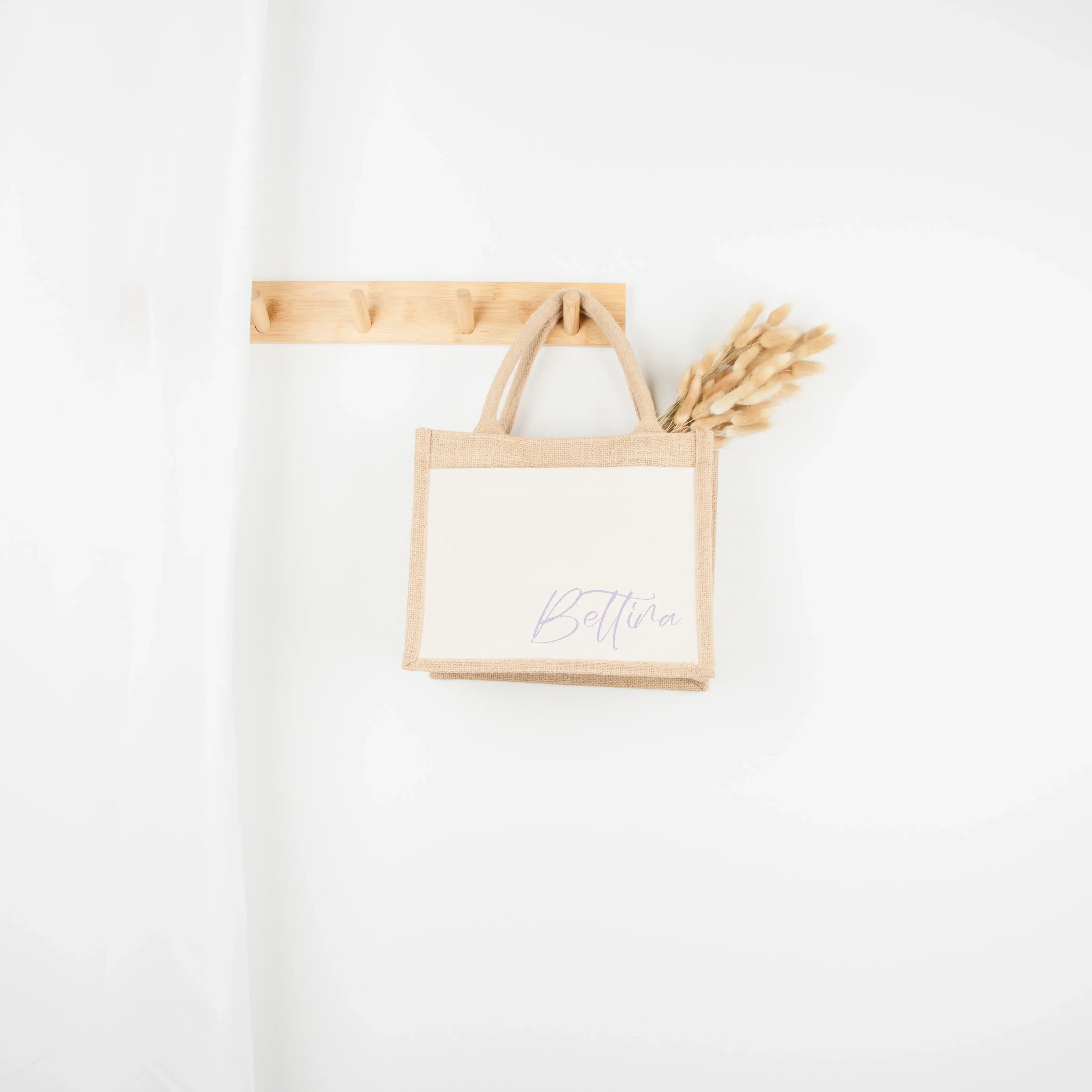 Jutetasche Name - famprints - Jutetasche - Wenn du ein Geschenk suchst, das von Herzen kommt, dann ist die Jutetasche Name von famprints genau das richtige Detail, um deinen Moment noch persönlicher zu machen. Stell dir vor, du überreichst ein Präsent – e