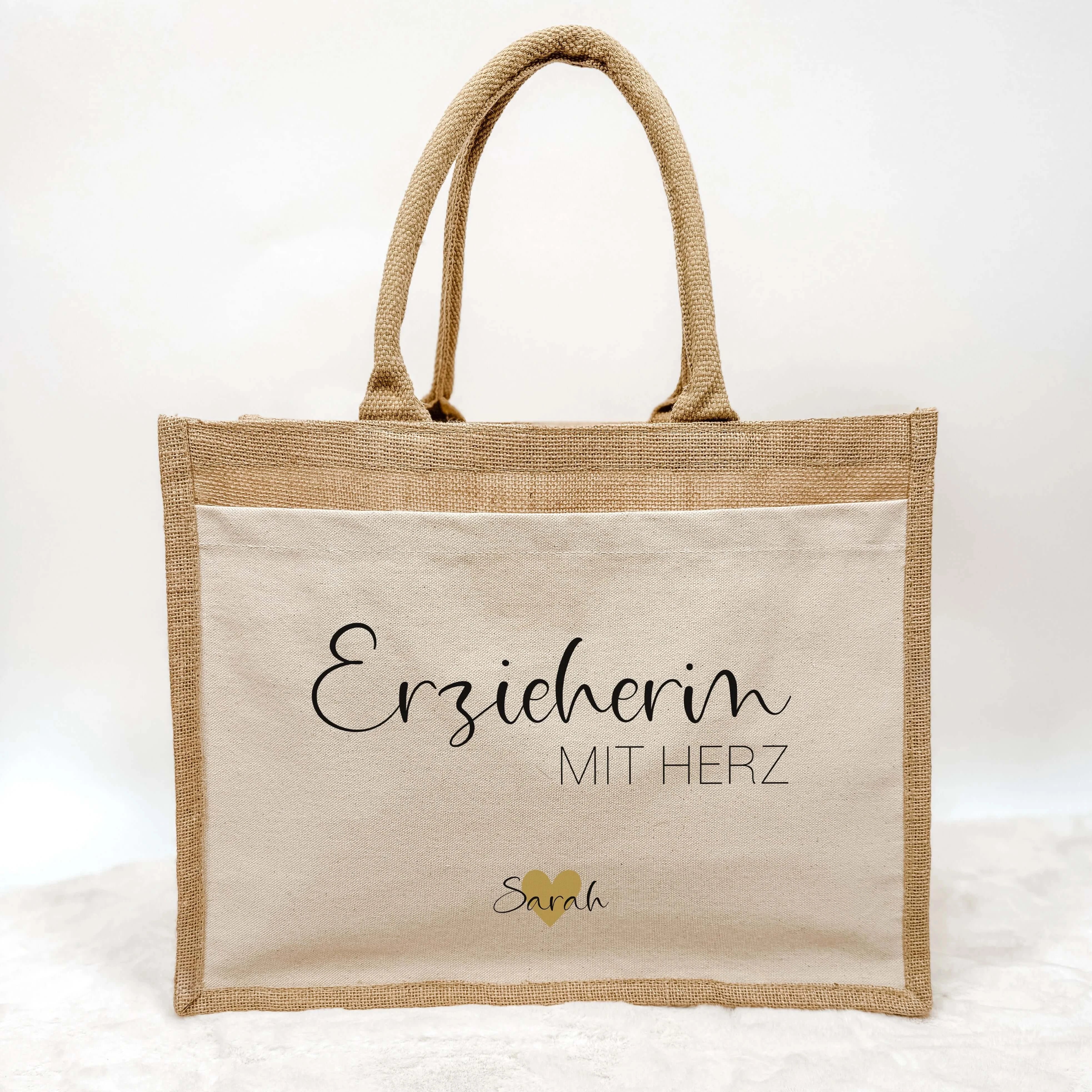 Jutetasche Erzieherin mit Herz - Jutetasche - famprints - Suchst du ein liebevolles Geschenk für deine Erzieherin? Unsere Jutetasche Erzieherin mit Herz ist genau das Richtige! Auf der Tasche prangt der Schriftzug „Erzieherin mit Herz“ in edlem Schwarz od
