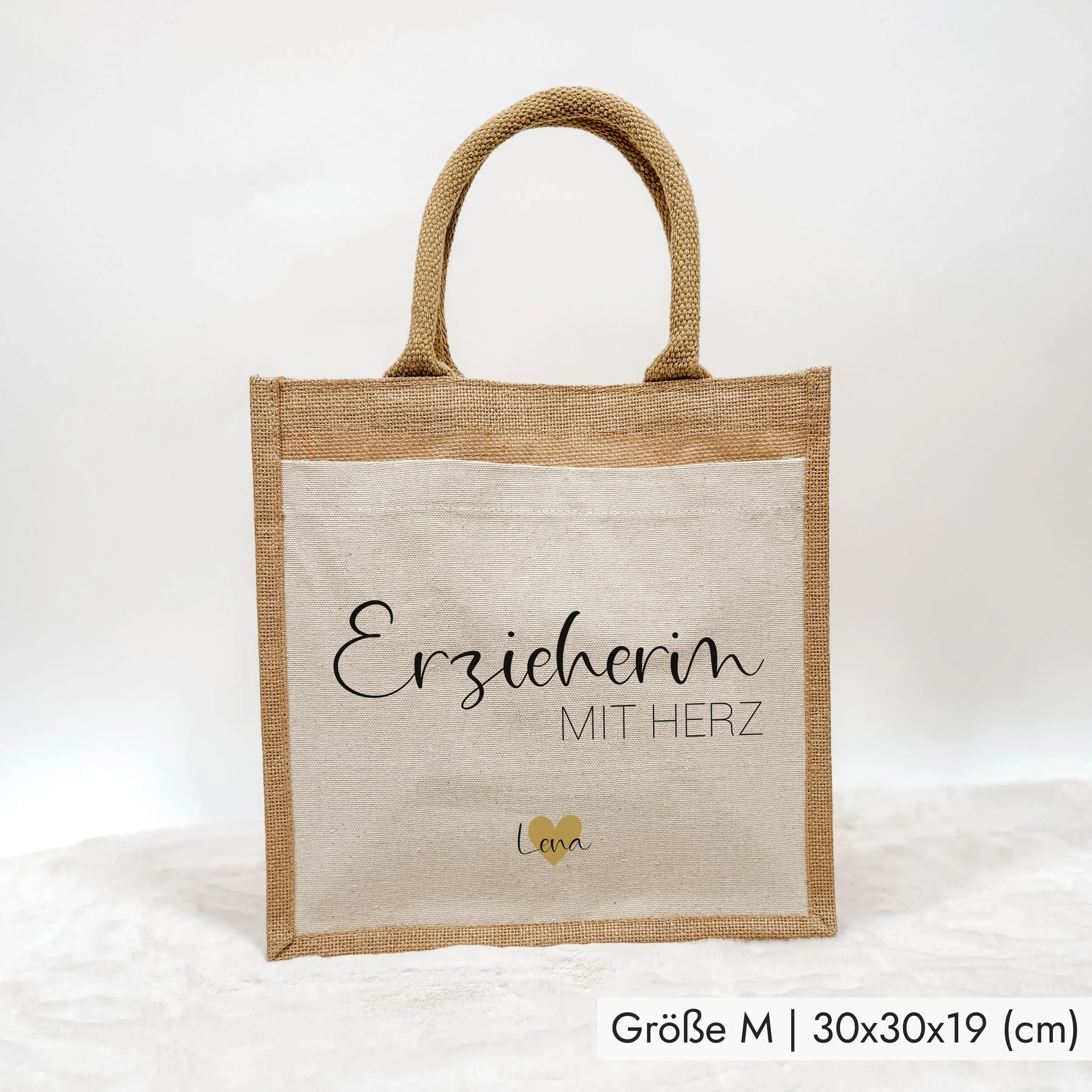 Jutetasche Erzieherin mit Herz - Jutetasche - famprints - Suchst du ein liebevolles Geschenk für deine Erzieherin? Unsere Jutetasche Erzieherin mit Herz ist genau das Richtige! Auf der Tasche prangt der Schriftzug „Erzieherin mit Herz“ in edlem Schwarz od