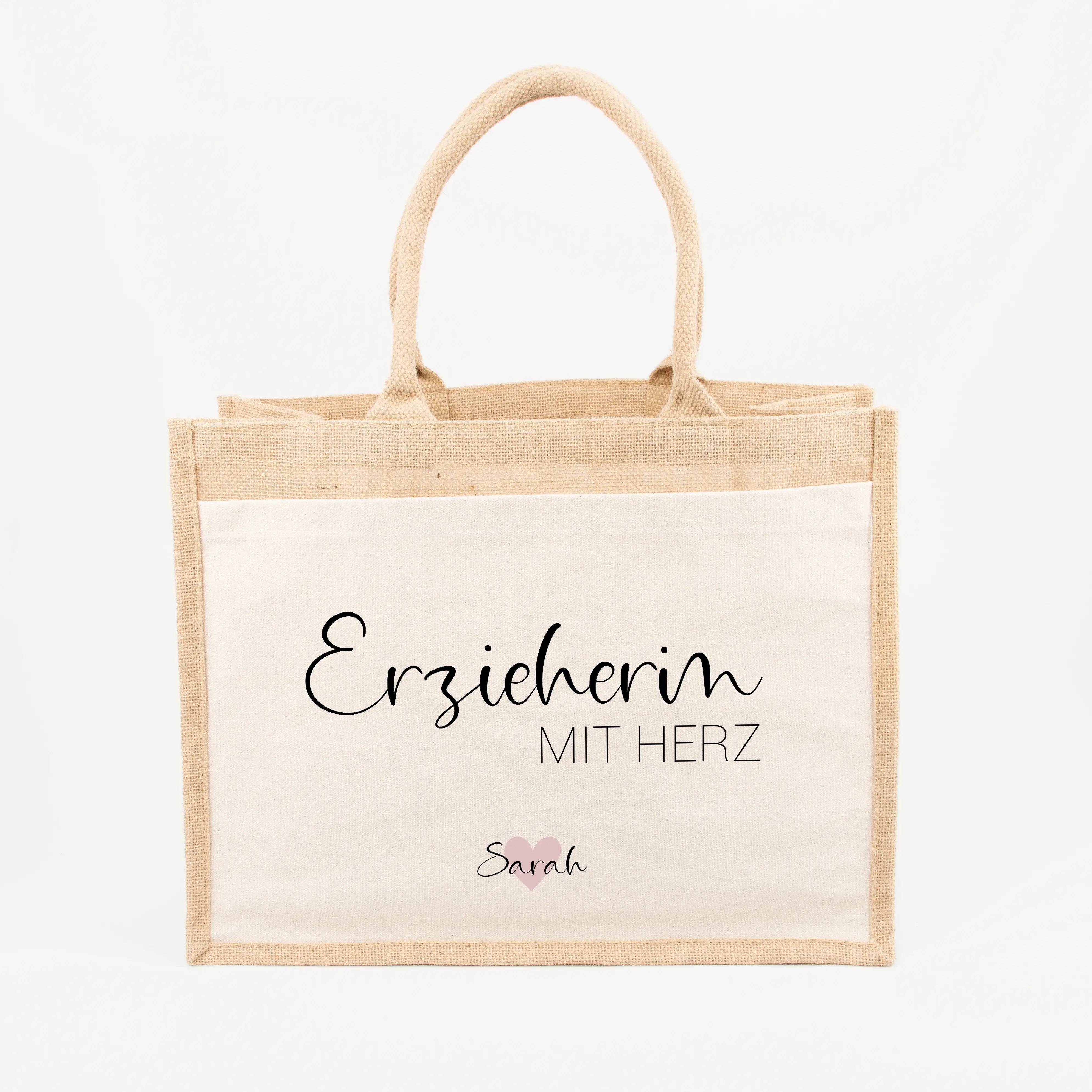 Jutetasche Erzieherin mit Herz - Jutetasche - famprints - Suchst du ein liebevolles Geschenk für deine Erzieherin? Unsere Jutetasche Erzieherin mit Herz ist genau das Richtige! Auf der Tasche prangt der Schriftzug „Erzieherin mit Herz“ in edlem Schwarz od