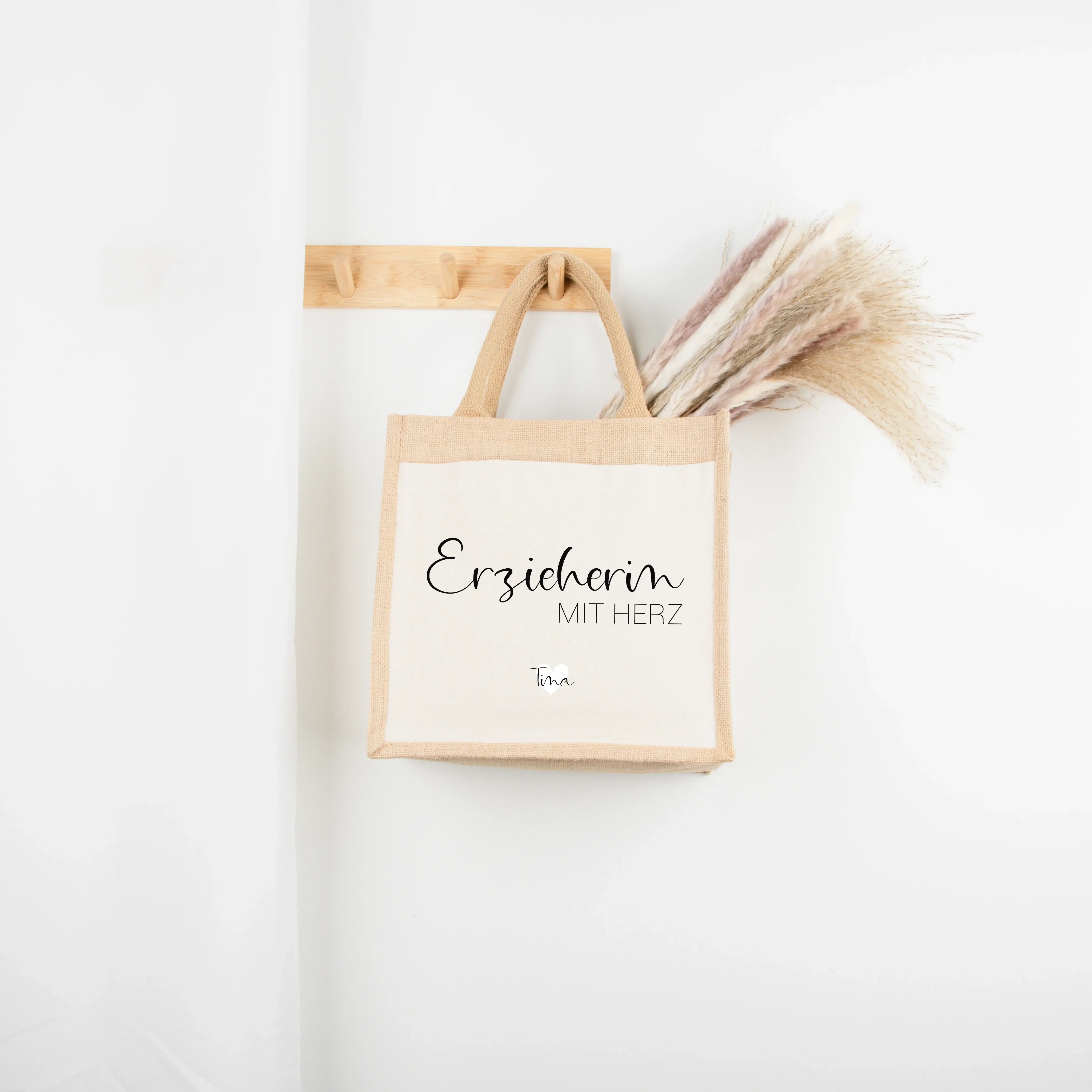 Jutetasche Erzieherin mit Herz - Jutetasche - famprints - Suchst du ein liebevolles Geschenk für deine Erzieherin? Unsere Jutetasche Erzieherin mit Herz ist genau das Richtige! Auf der Tasche prangt der Schriftzug „Erzieherin mit Herz“ in edlem Schwarz od