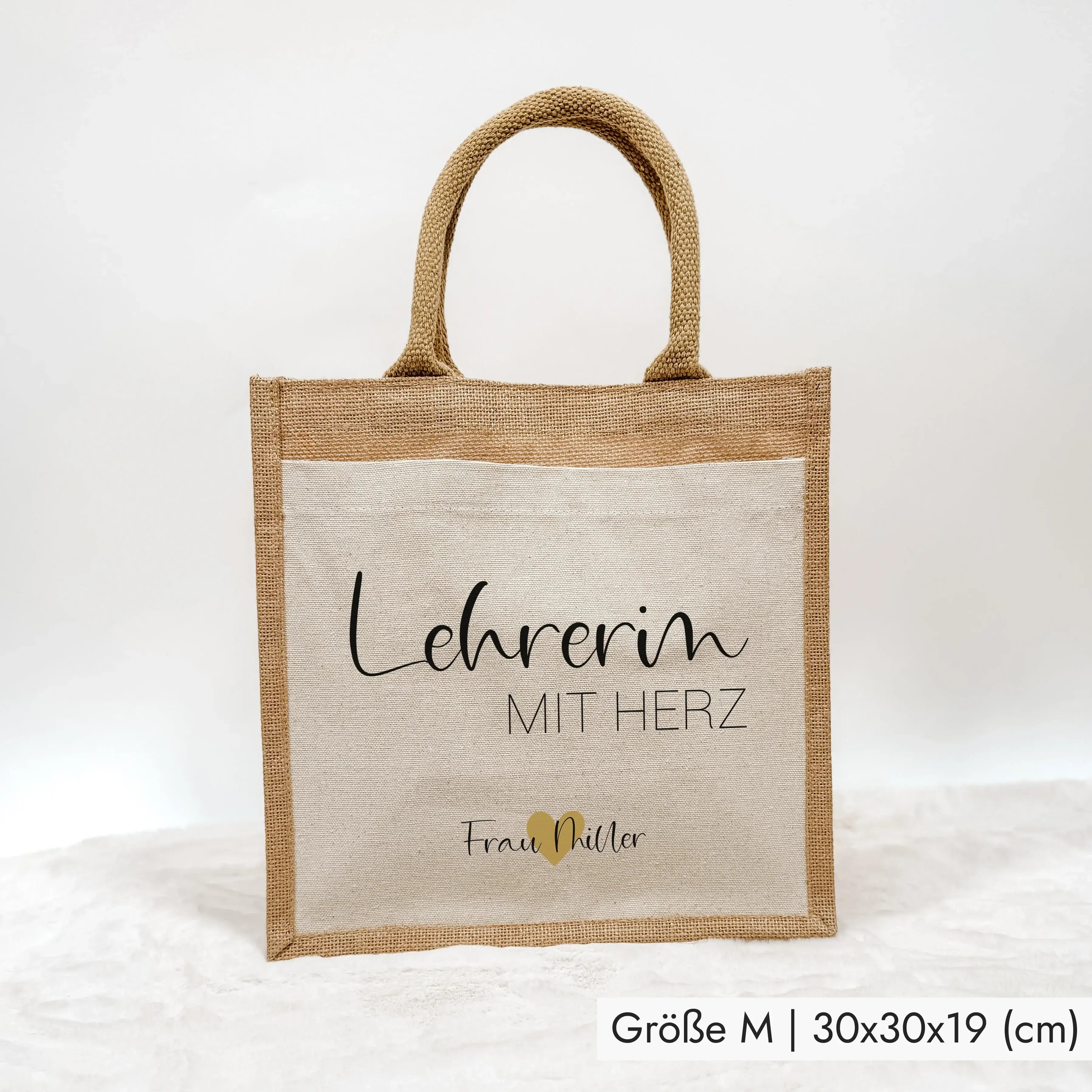 Jutetasche Lehrerin mit Herz - Jutetasche - famprints - Suchst du ein liebevolles und praktisches Geschenk für deine Lieblingslehrerin? Unsere Jutetasche Lehrerin mit Herz ist genau das Richtige! Auf der Tasche prangt der Schriftzug „Lehrerin mit Herz“ in