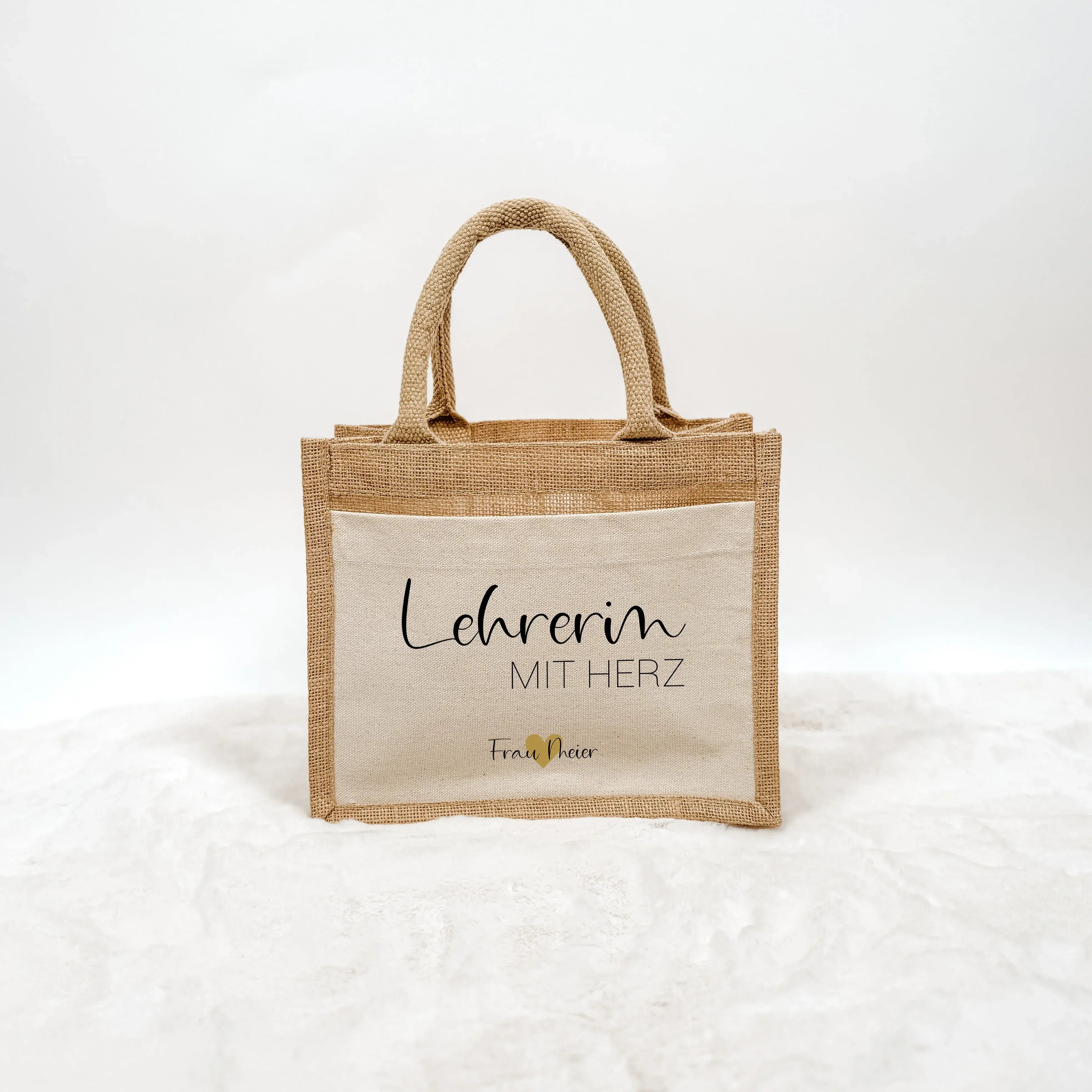 Jutetasche Lehrerin mit Herz - Jutetasche - famprints - Suchst du ein liebevolles und praktisches Geschenk für deine Lieblingslehrerin? Unsere Jutetasche Lehrerin mit Herz ist genau das Richtige! Auf der Tasche prangt der Schriftzug „Lehrerin mit Herz“ in