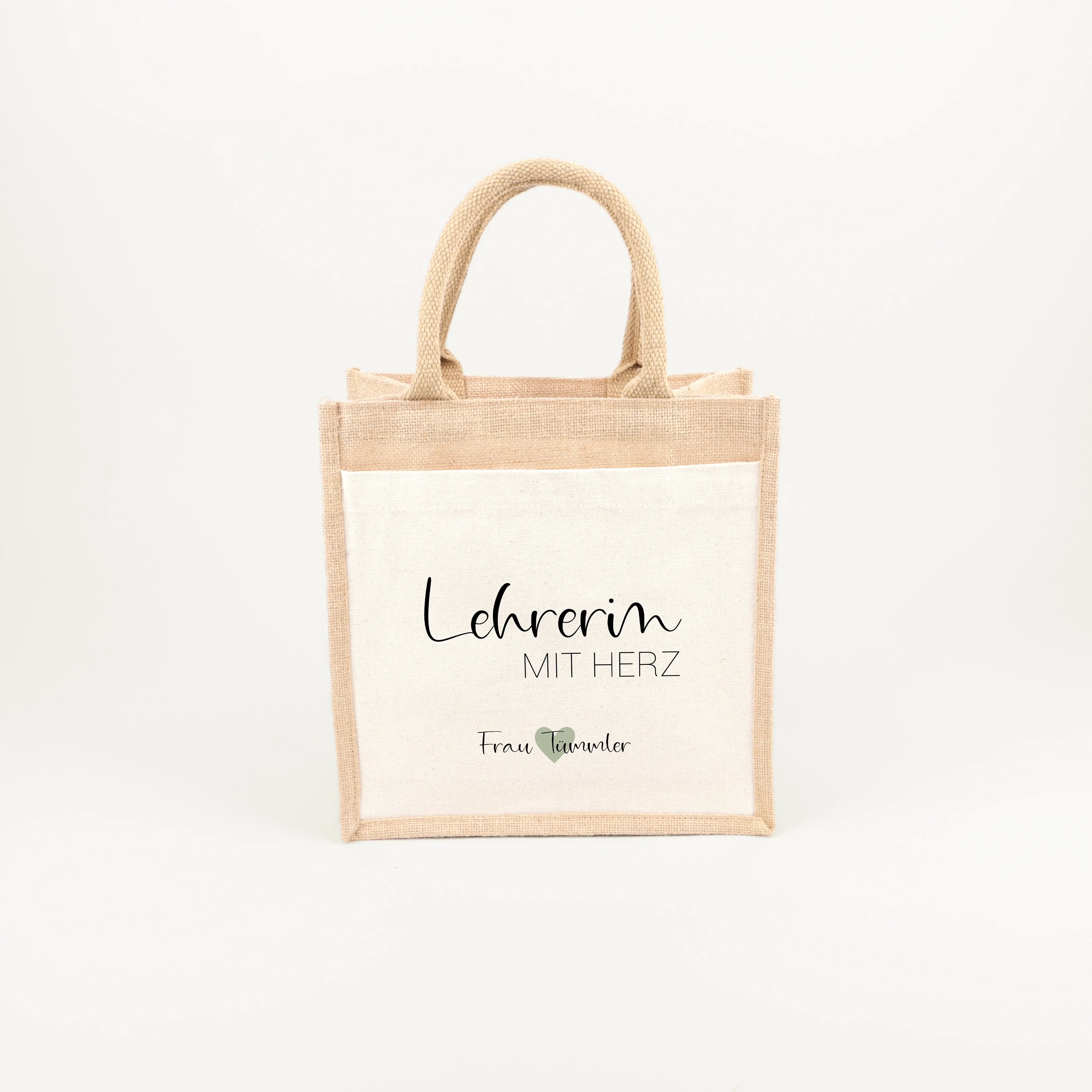 Jutetasche Lehrerin mit Herz - Jutetasche - famprints - Suchst du ein liebevolles und praktisches Geschenk für deine Lieblingslehrerin? Unsere Jutetasche Lehrerin mit Herz ist genau das Richtige! Auf der Tasche prangt der Schriftzug „Lehrerin mit Herz“ in