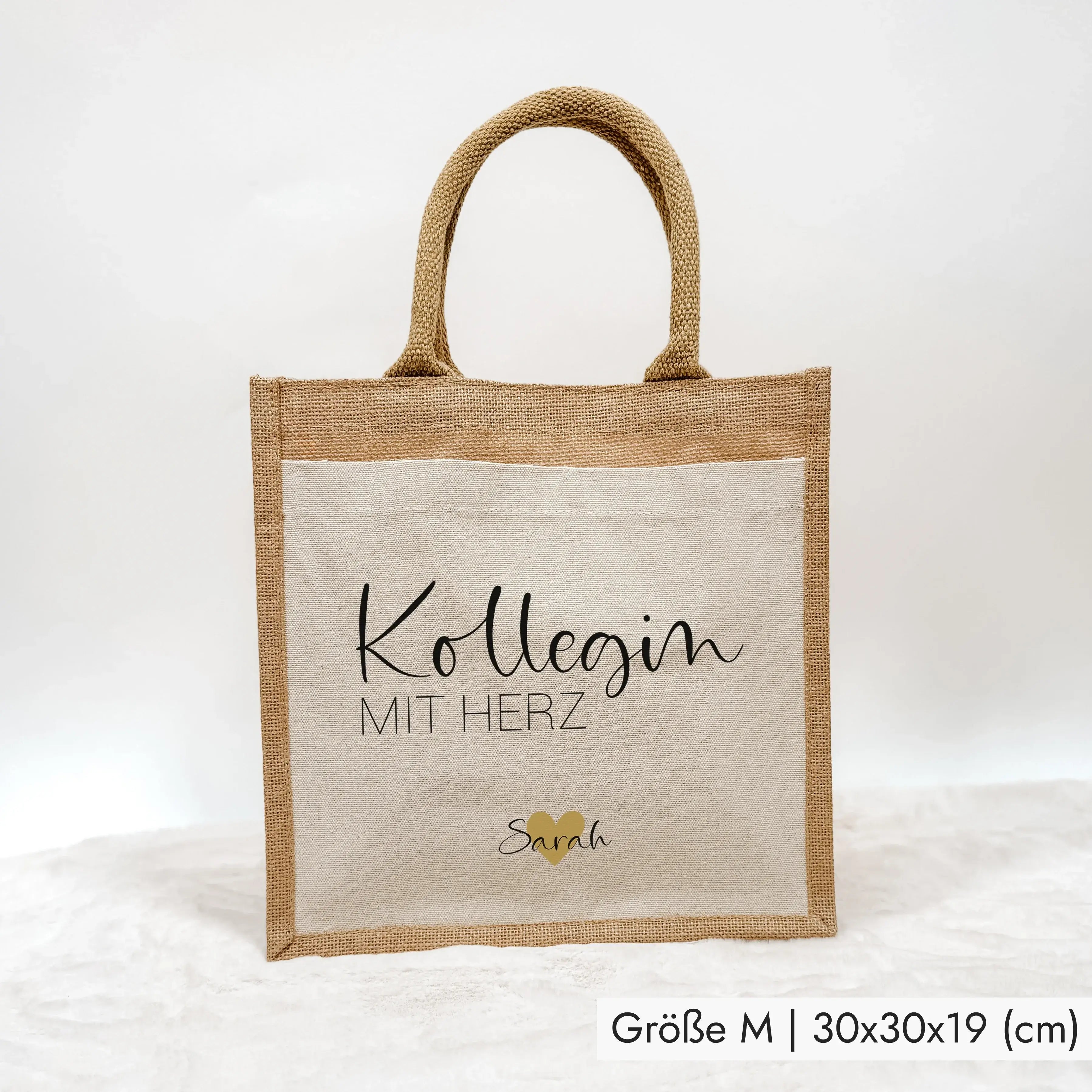 Jutetasche Kollegin mit Herz - Jutetasche - famprints - Suchst du ein persönliches Geschenk, das deine Wertschätzung zeigt? Unsere Jutetasche Kollegin mit Herz ist genau das Richtige! Auf der Tasche prangt der liebevolle Schriftzug „Kollegin mit Herz“ – w