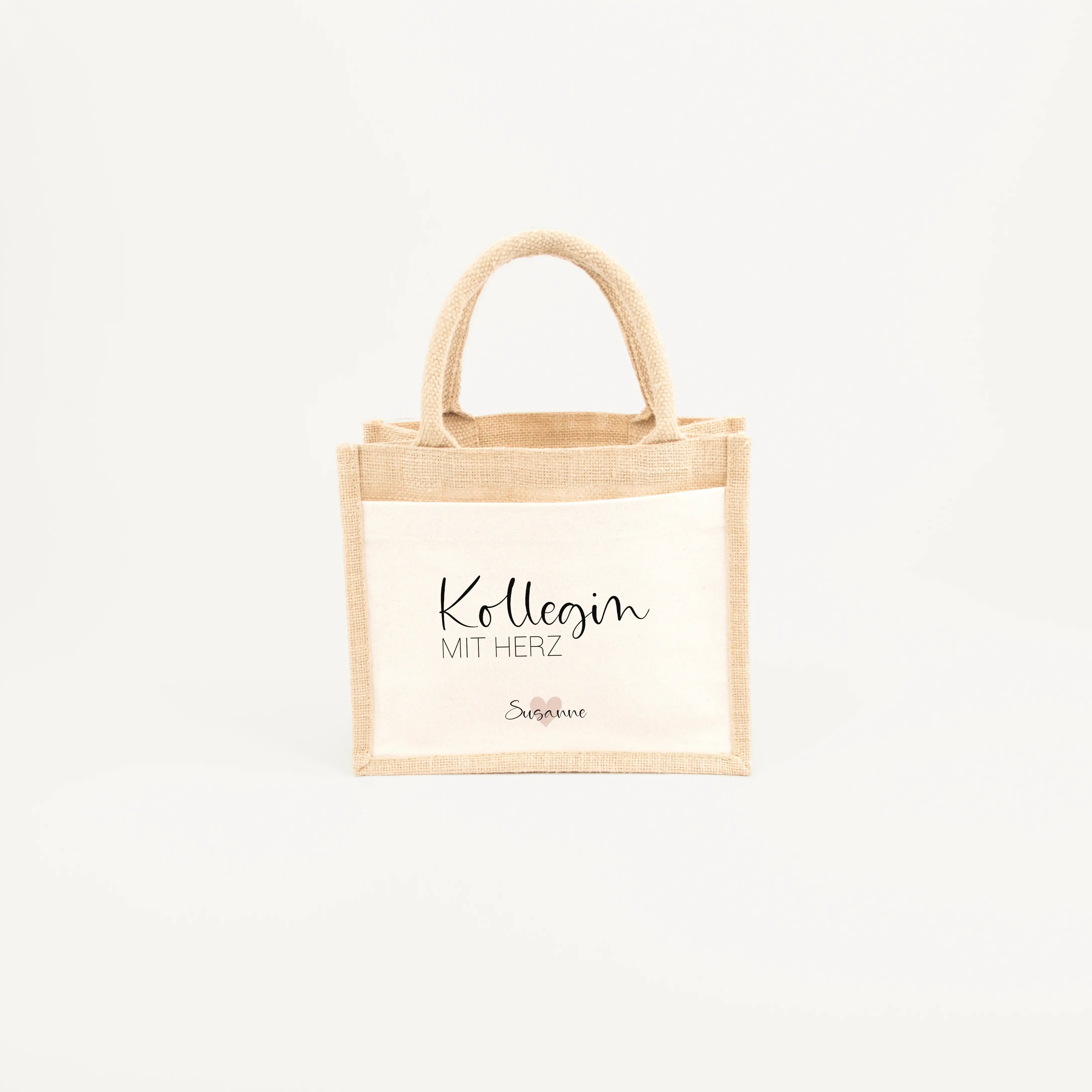 Jutetasche Kollegin mit Herz - Jutetasche - famprints - Suchst du ein persönliches Geschenk, das deine Wertschätzung zeigt? Unsere Jutetasche Kollegin mit Herz ist genau das Richtige! Auf der Tasche prangt der liebevolle Schriftzug „Kollegin mit Herz“ – w