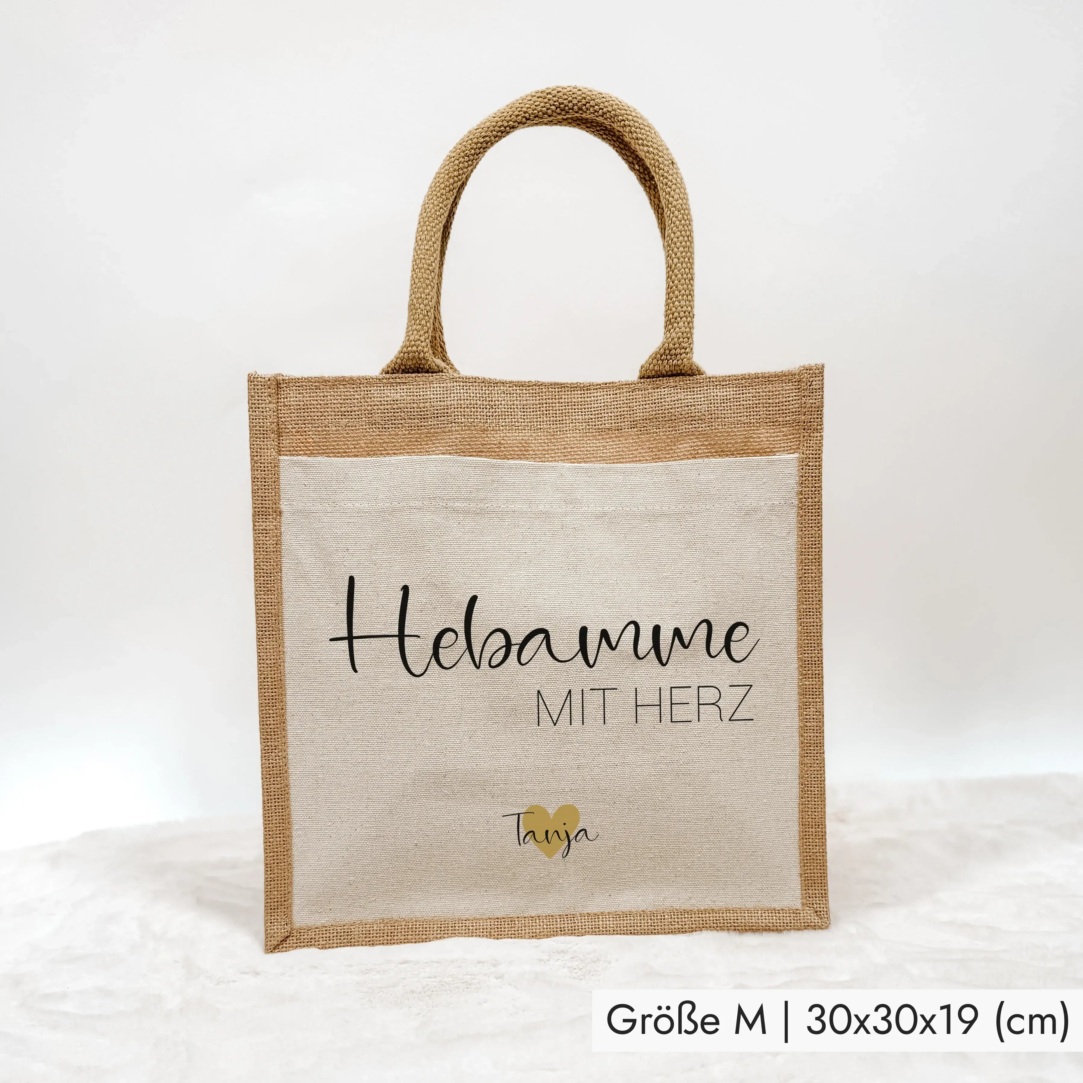Jutetasche Hebamme mit Herz - Jutetasche - famprints - Du suchst ein persönliches Geschenk für deine Hebamme? Unsere Jutetasche Hebamme mit Herz ist das perfekte Dankeschön für die liebevolle Unterstützung von der Schwangerschaft bis zur Geburt. Auf der T