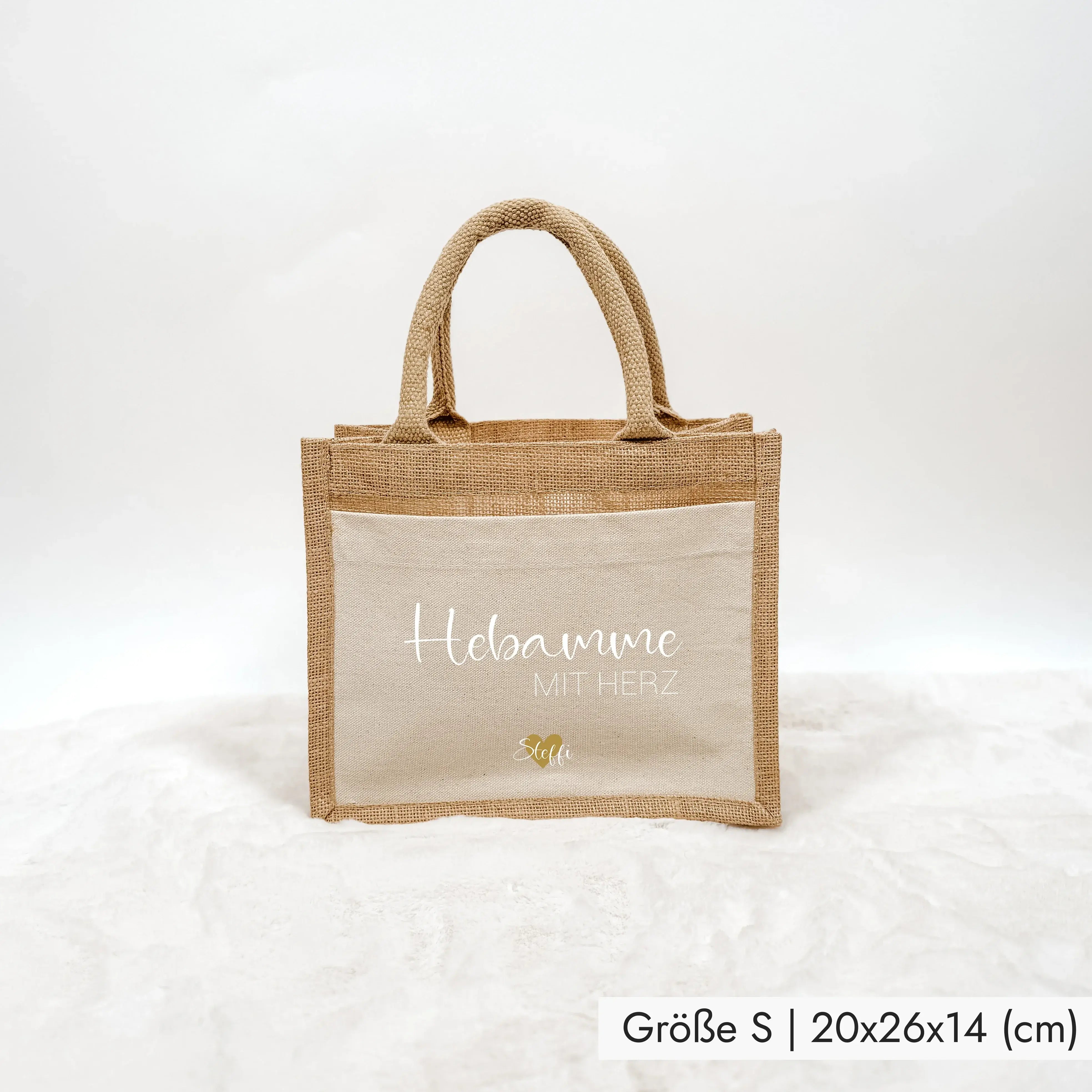 Jutetasche Hebamme mit Herz - Jutetasche - famprints - Du suchst ein persönliches Geschenk für deine Hebamme? Unsere Jutetasche Hebamme mit Herz ist das perfekte Dankeschön für die liebevolle Unterstützung von der Schwangerschaft bis zur Geburt. Auf der T