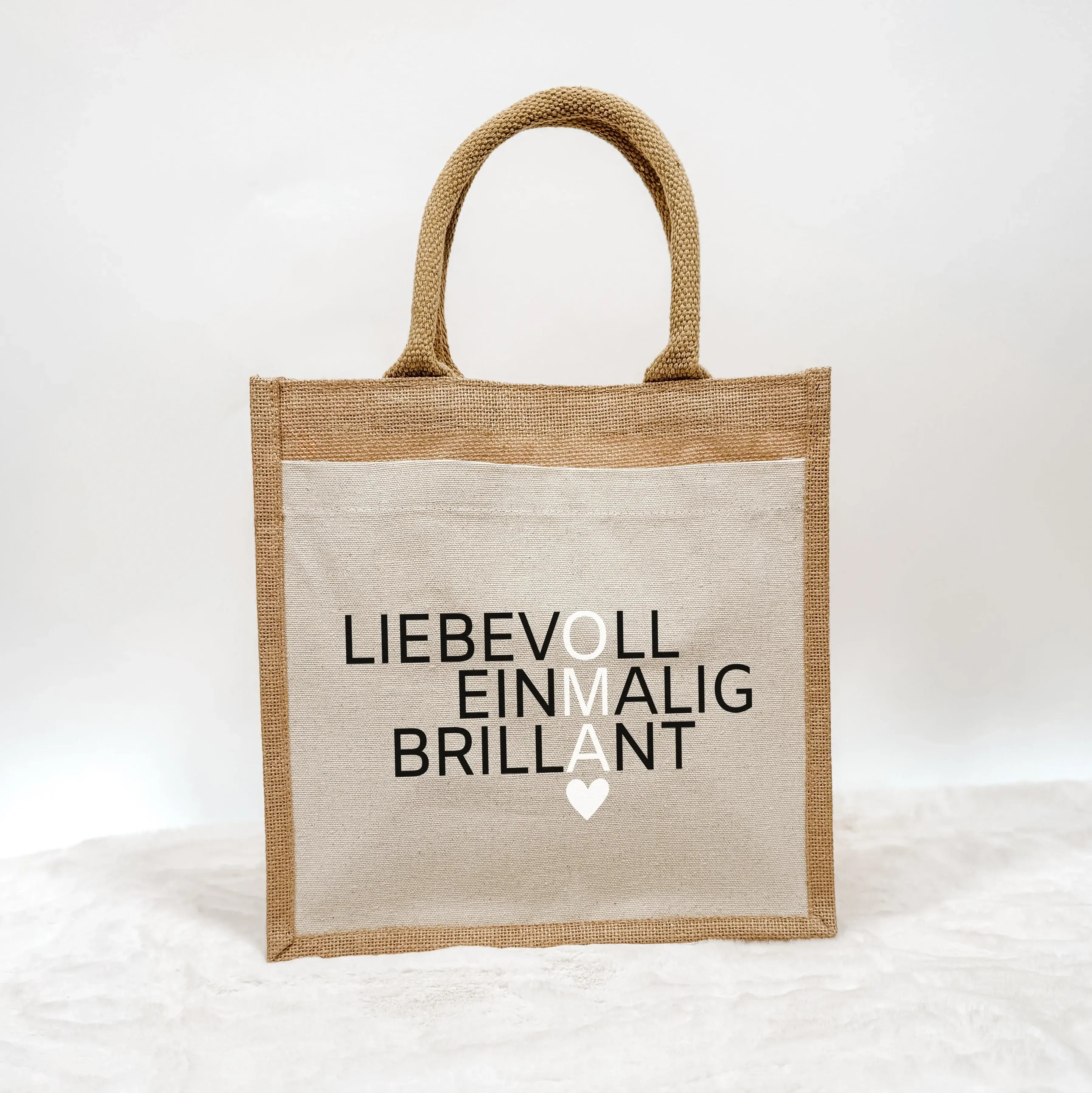 Jutetasche Oma Bedeutung - Jutetasche - famprints - Suchst du ein besonderes Geschenk für deine Oma? Unsere Jutetasche Oma Bedeutung ist genau das Richtige! Auf der Tasche sind die drei liebevollen Wörter „Liebevoll“, „Einmalig“ und „Brillant“ untereinand