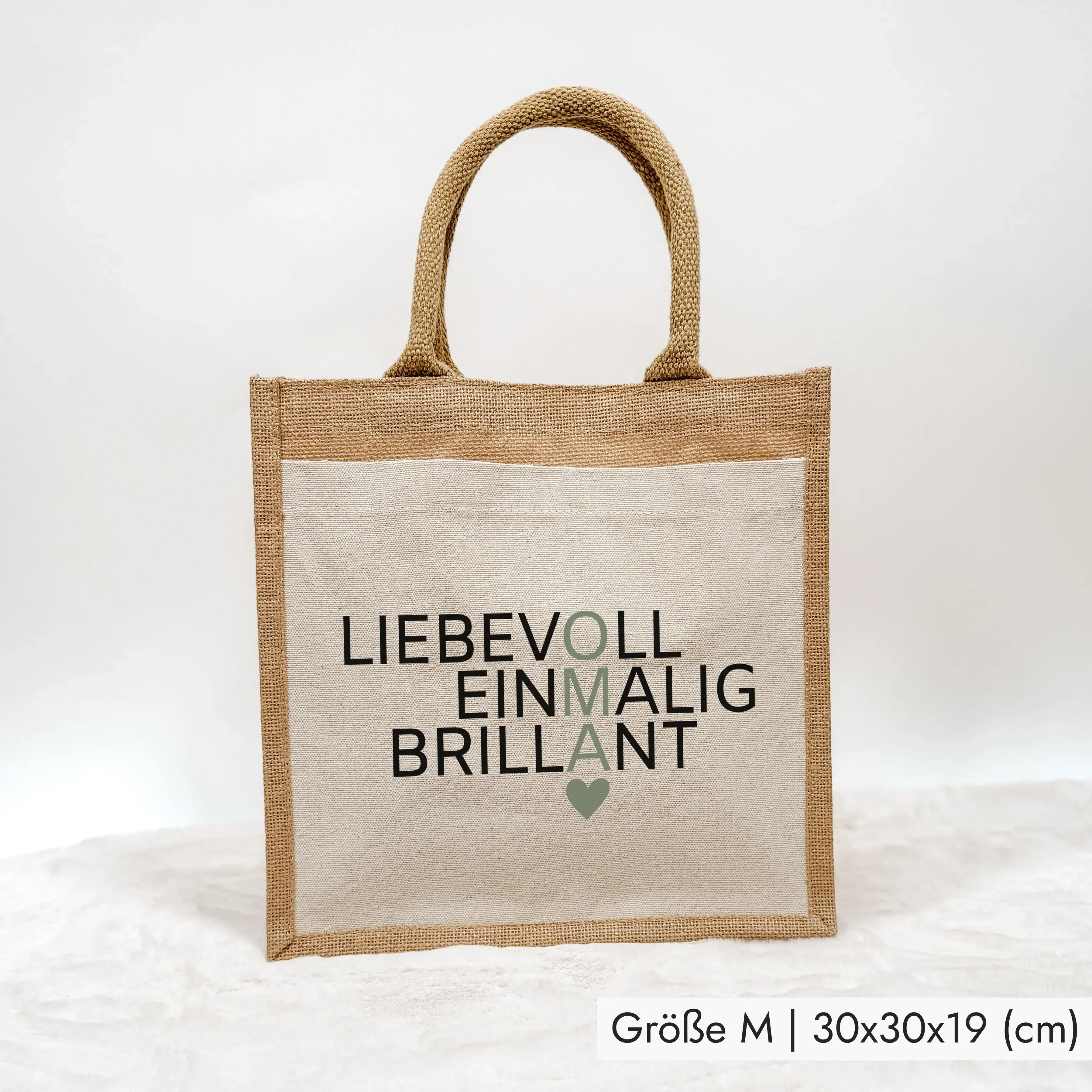 Jutetasche Oma Bedeutung - Jutetasche - famprints - Suchst du ein besonderes Geschenk für deine Oma? Unsere Jutetasche Oma Bedeutung ist genau das Richtige! Auf der Tasche sind die drei liebevollen Wörter „Liebevoll“, „Einmalig“ und „Brillant“ untereinand