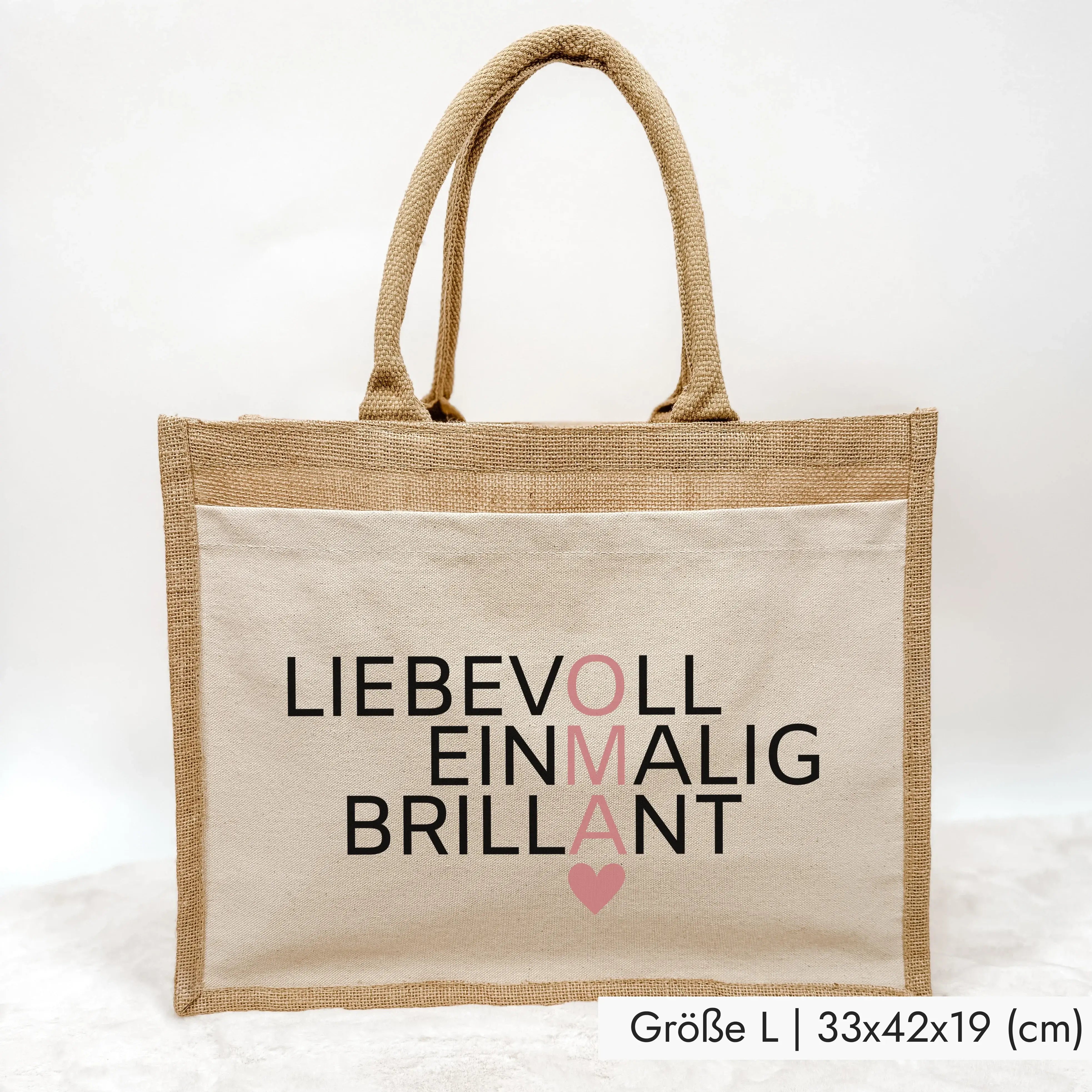 Jutetasche Oma Bedeutung - Jutetasche - famprints - Suchst du ein besonderes Geschenk für deine Oma? Unsere Jutetasche Oma Bedeutung ist genau das Richtige! Auf der Tasche sind die drei liebevollen Wörter „Liebevoll“, „Einmalig“ und „Brillant“ untereinand