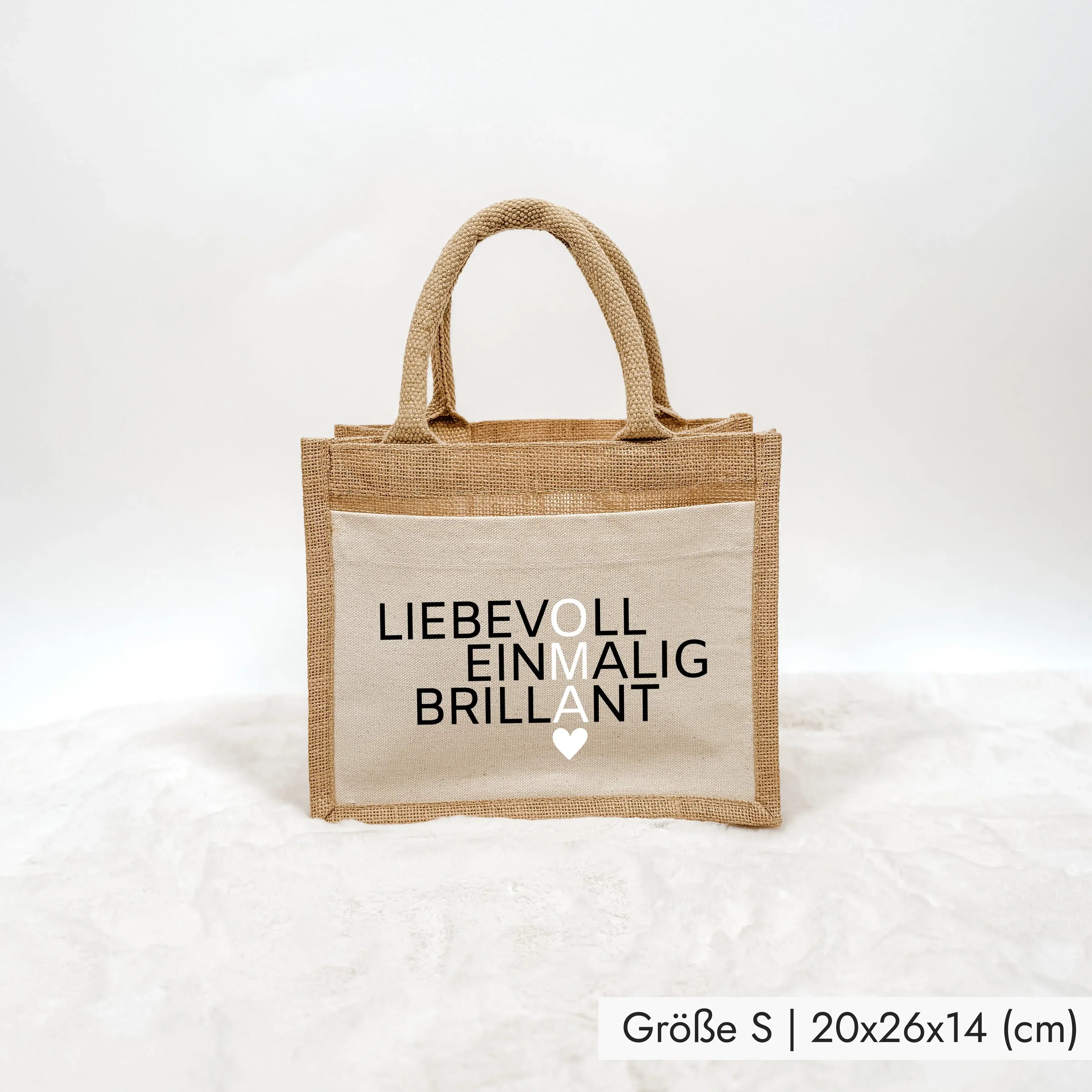 Jutetasche Oma Bedeutung - Jutetasche - famprints - Suchst du ein besonderes Geschenk für deine Oma? Unsere Jutetasche Oma Bedeutung ist genau das Richtige! Auf der Tasche sind die drei liebevollen Wörter „Liebevoll“, „Einmalig“ und „Brillant“ untereinand