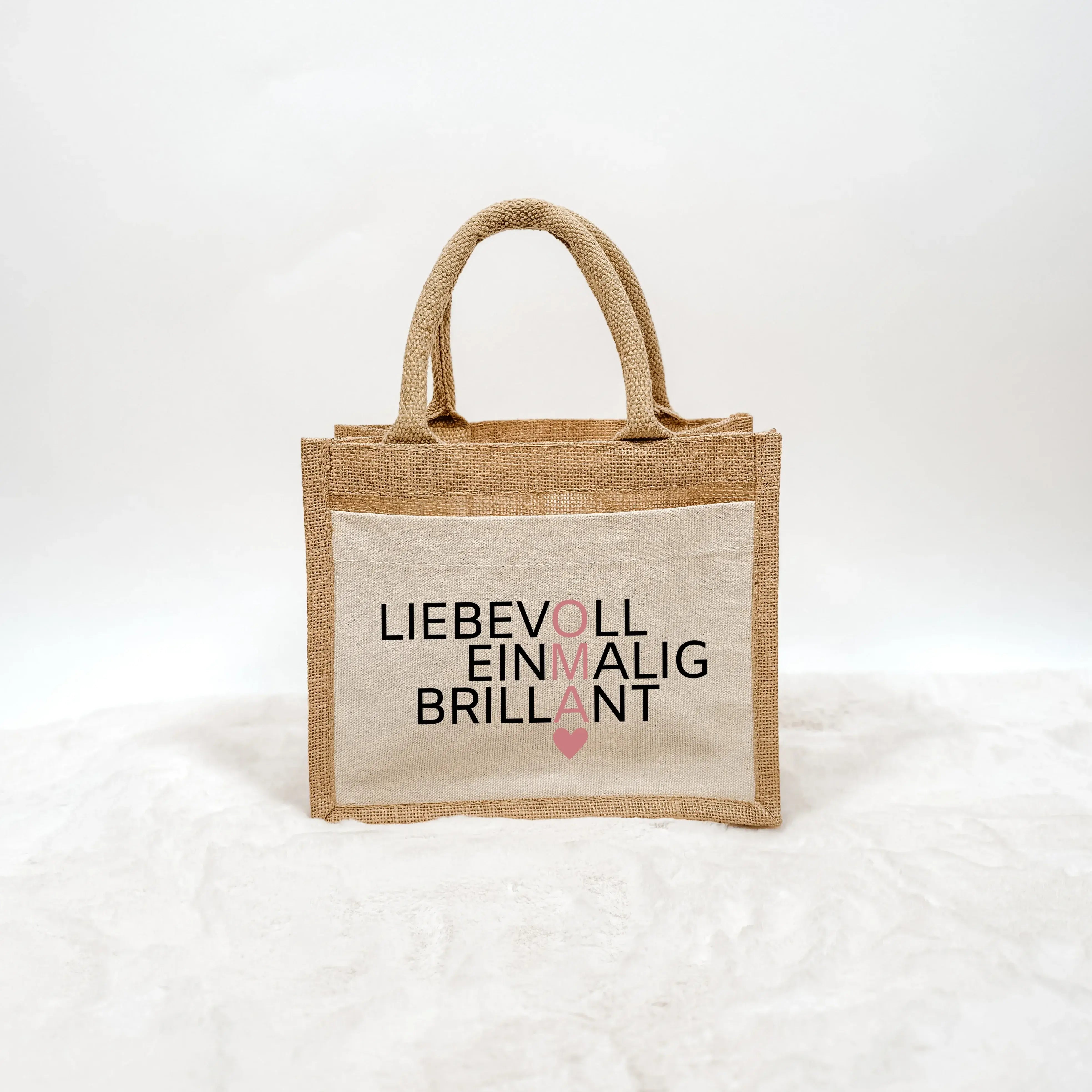 Jutetasche Oma Bedeutung - Jutetasche - famprints - Suchst du ein besonderes Geschenk für deine Oma? Unsere Jutetasche Oma Bedeutung ist genau das Richtige! Auf der Tasche sind die drei liebevollen Wörter „Liebevoll“, „Einmalig“ und „Brillant“ untereinand
