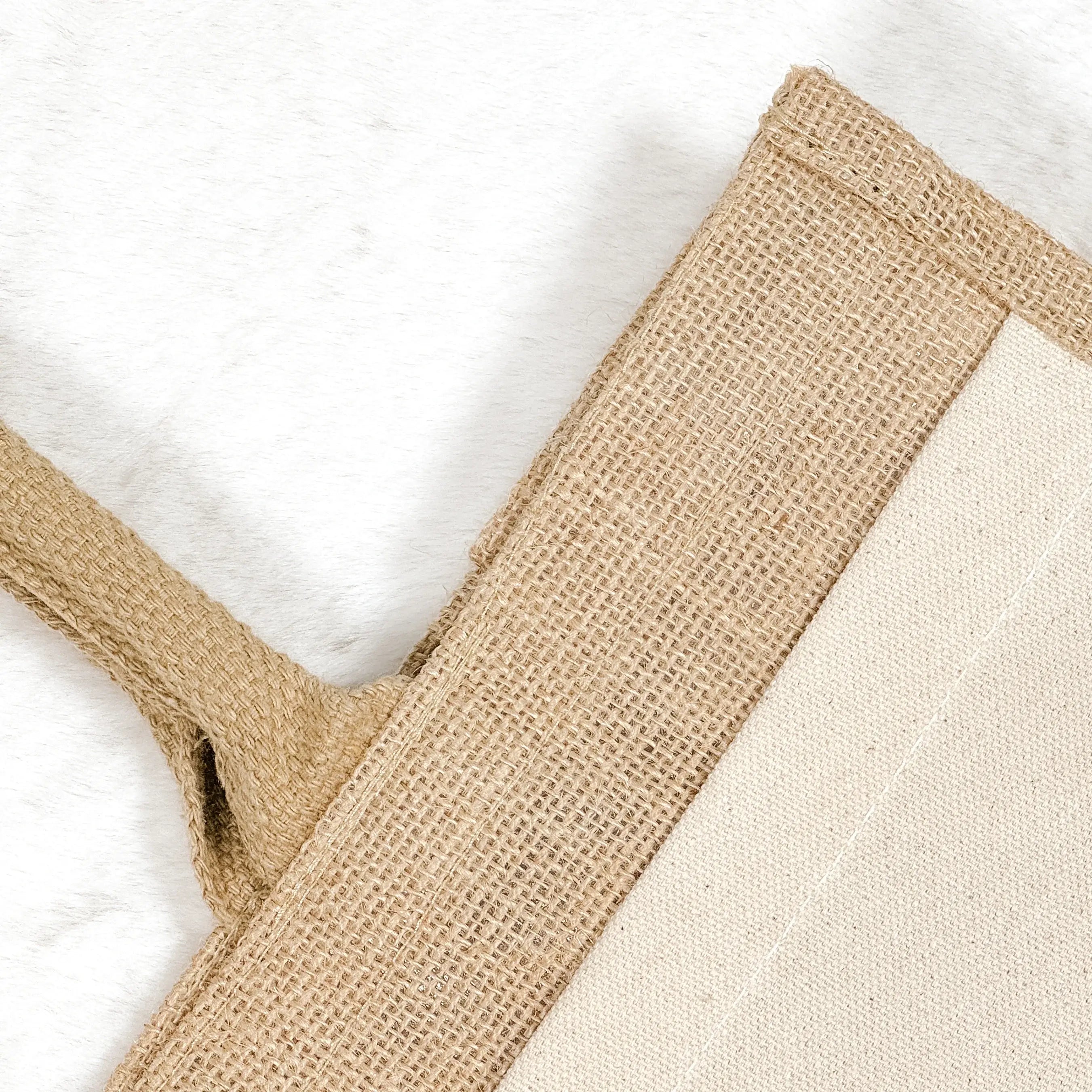 Jutetasche Oma Bedeutung - Jutetasche - famprints - Suchst du ein besonderes Geschenk für deine Oma? Unsere Jutetasche Oma Bedeutung ist genau das Richtige! Auf der Tasche sind die drei liebevollen Wörter „Liebevoll“, „Einmalig“ und „Brillant“ untereinand