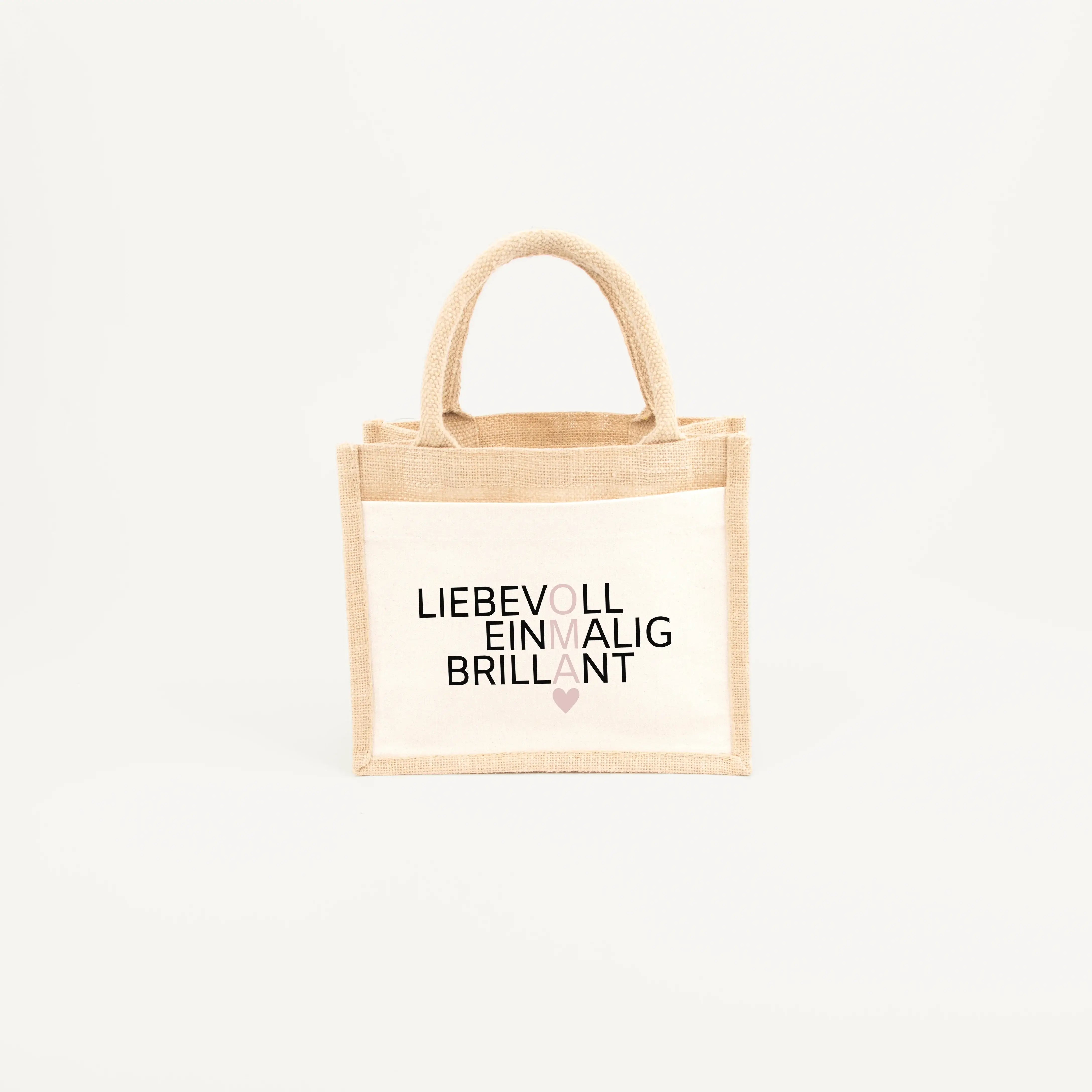Jutetasche Oma Bedeutung - Jutetasche - famprints - Suchst du ein besonderes Geschenk für deine Oma? Unsere Jutetasche Oma Bedeutung ist genau das Richtige! Auf der Tasche sind die drei liebevollen Wörter „Liebevoll“, „Einmalig“ und „Brillant“ untereinand