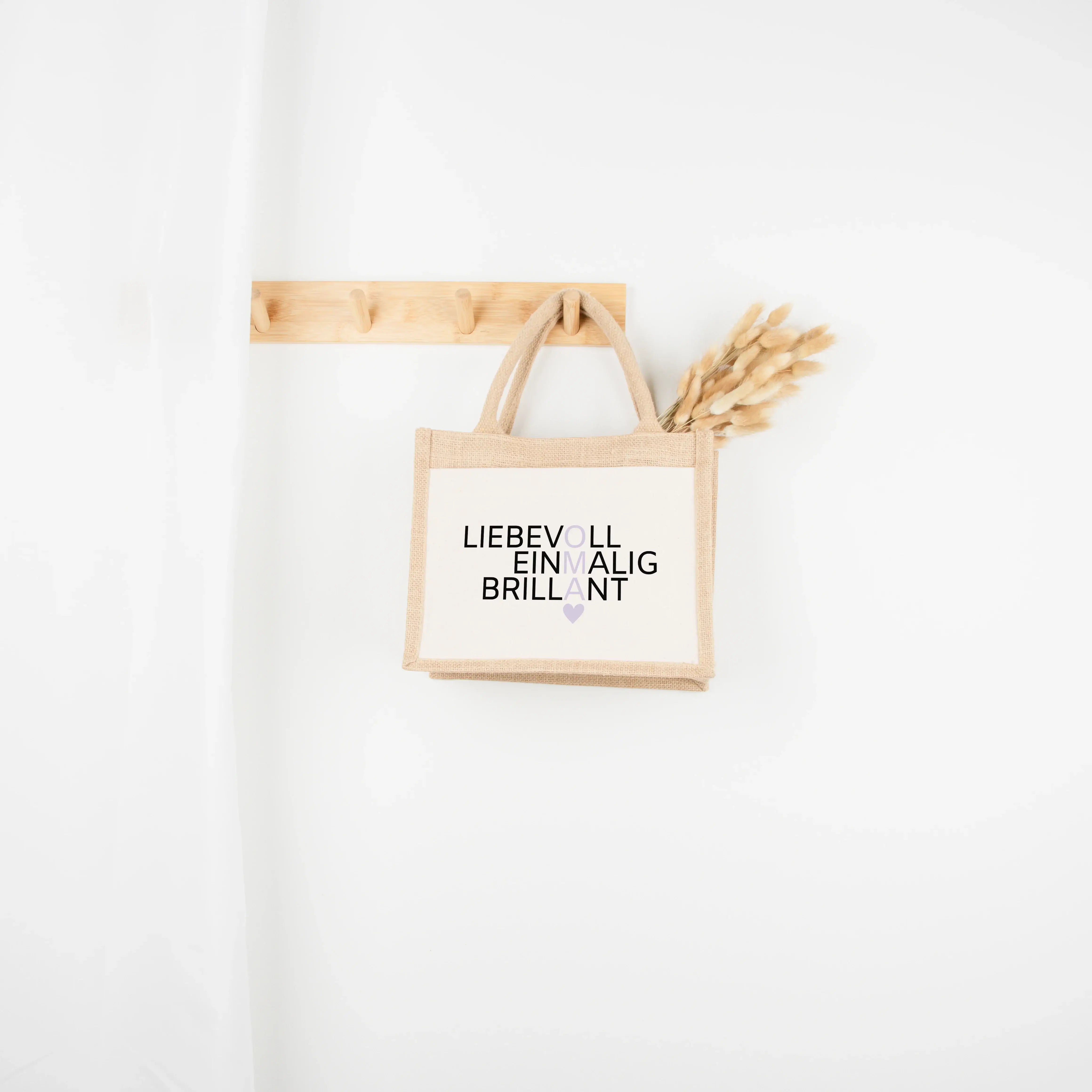 Jutetasche Oma Bedeutung - Jutetasche - famprints - Suchst du ein besonderes Geschenk für deine Oma? Unsere Jutetasche Oma Bedeutung ist genau das Richtige! Auf der Tasche sind die drei liebevollen Wörter „Liebevoll“, „Einmalig“ und „Brillant“ untereinand