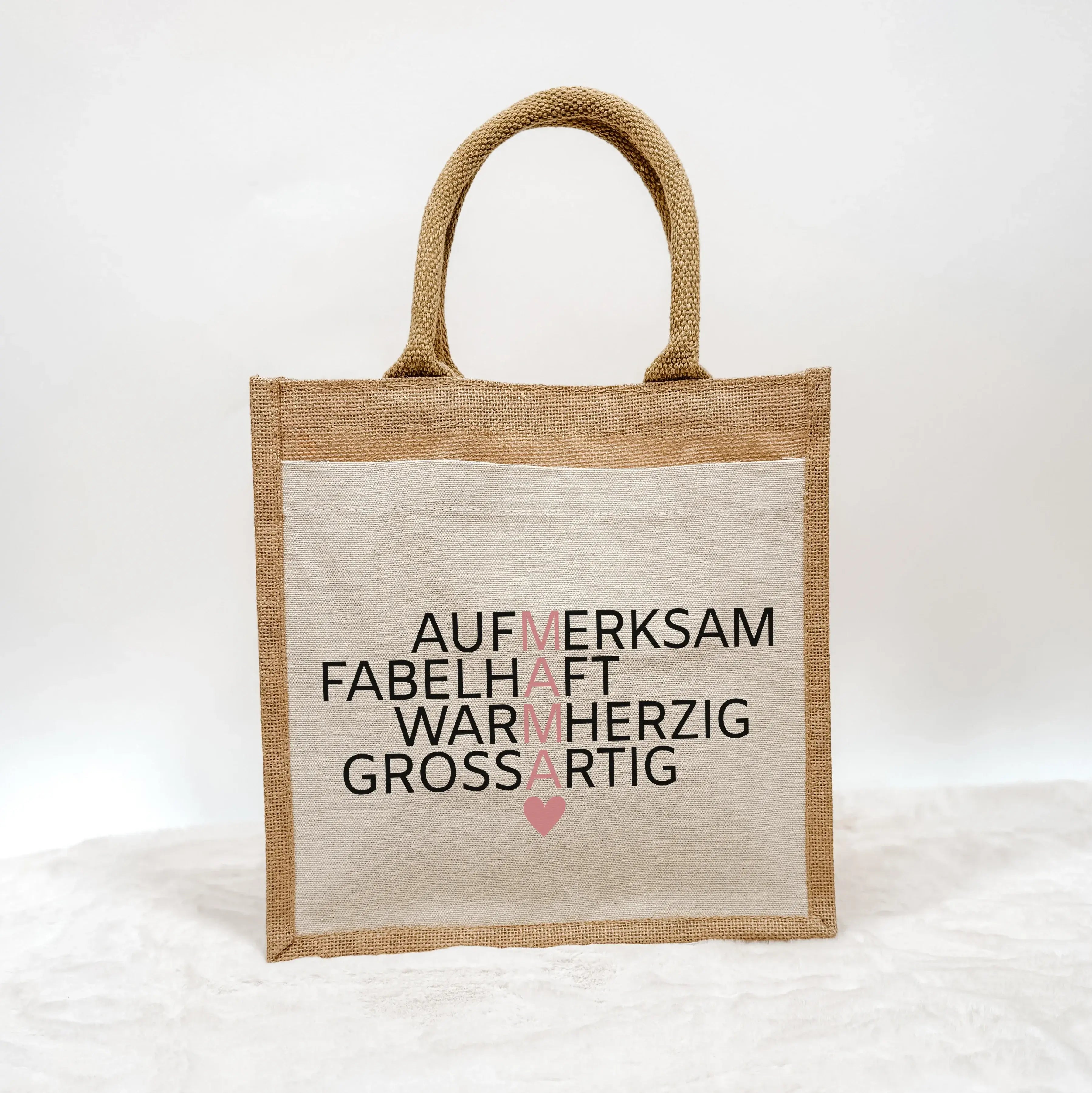 Jutetasche Mama Bedeutung - Jutetasche - famprints - Entdecke die Jutetasche Mama Bedeutung – das perfekte Geschenk für deine Mama! Diese stylische Jutetasche zeigt die vier besonderen Wörter aufmerksam, fabelhaft, warmherzig und großartig, die vertikal d