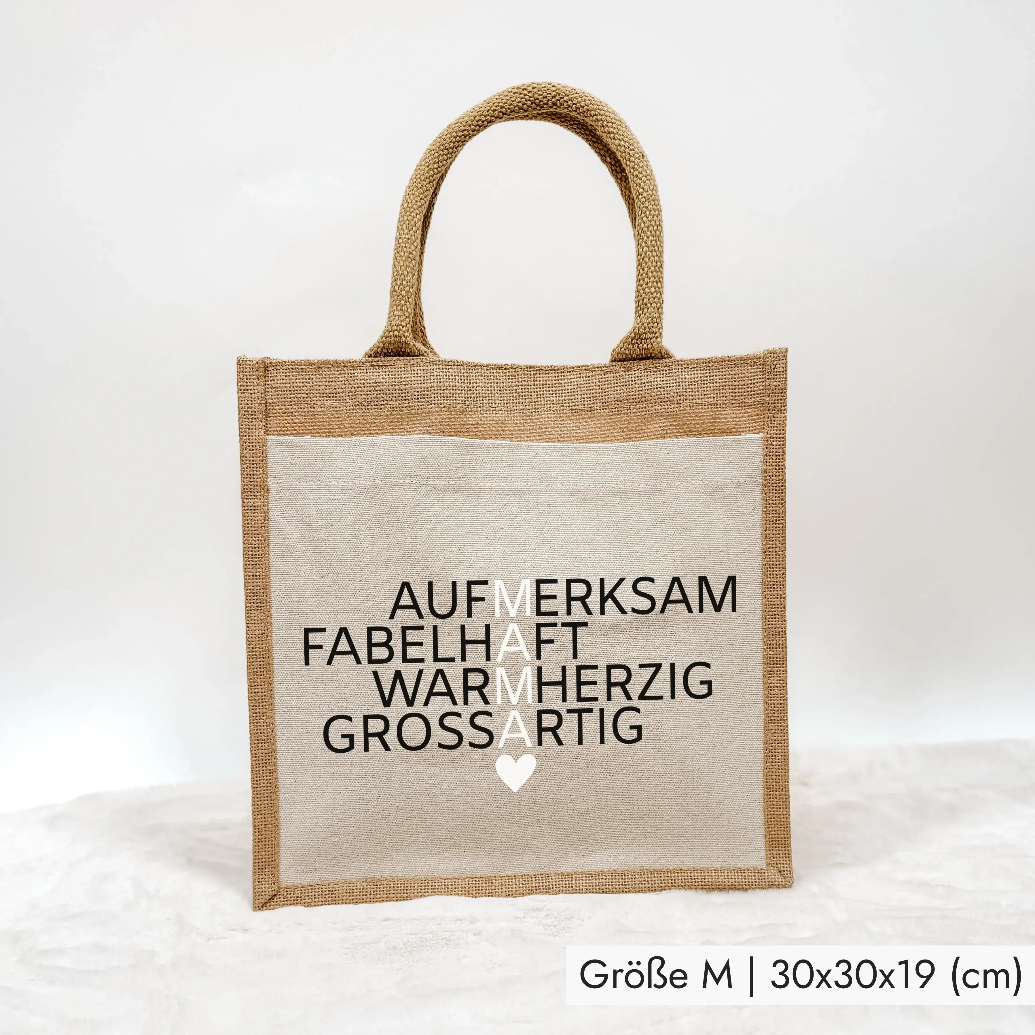 Jutetasche Mama Bedeutung - Jutetasche - famprints - Entdecke die Jutetasche Mama Bedeutung – das perfekte Geschenk für deine Mama! Diese stylische Jutetasche zeigt die vier besonderen Wörter aufmerksam, fabelhaft, warmherzig und großartig, die vertikal d