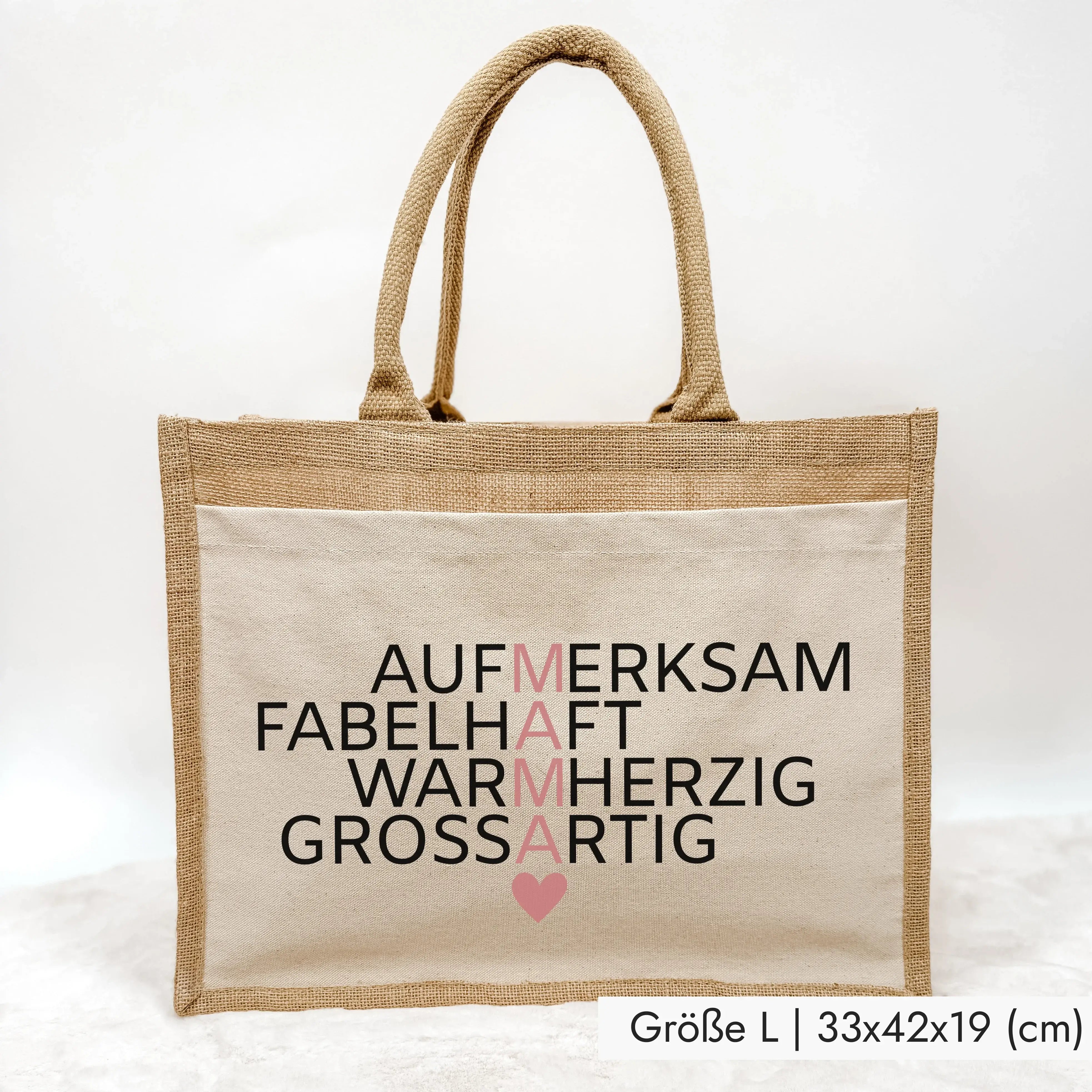 Jutetasche Mama Bedeutung - Jutetasche - famprints - Entdecke die Jutetasche Mama Bedeutung – das perfekte Geschenk für deine Mama! Diese stylische Jutetasche zeigt die vier besonderen Wörter aufmerksam, fabelhaft, warmherzig und großartig, die vertikal d