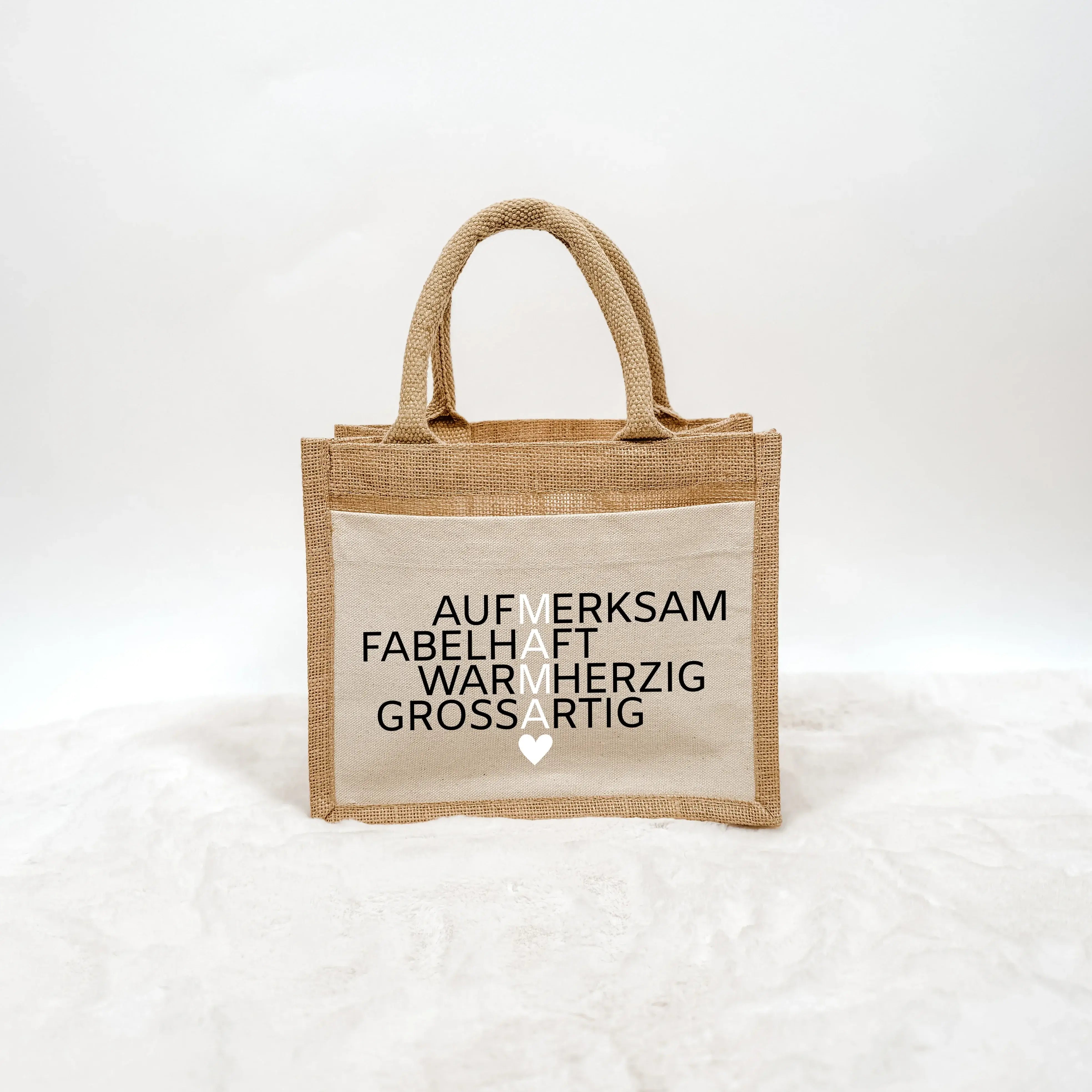 Jutetasche Mama Bedeutung - Jutetasche - famprints - Entdecke die Jutetasche Mama Bedeutung – das perfekte Geschenk für deine Mama! Diese stylische Jutetasche zeigt die vier besonderen Wörter aufmerksam, fabelhaft, warmherzig und großartig, die vertikal d