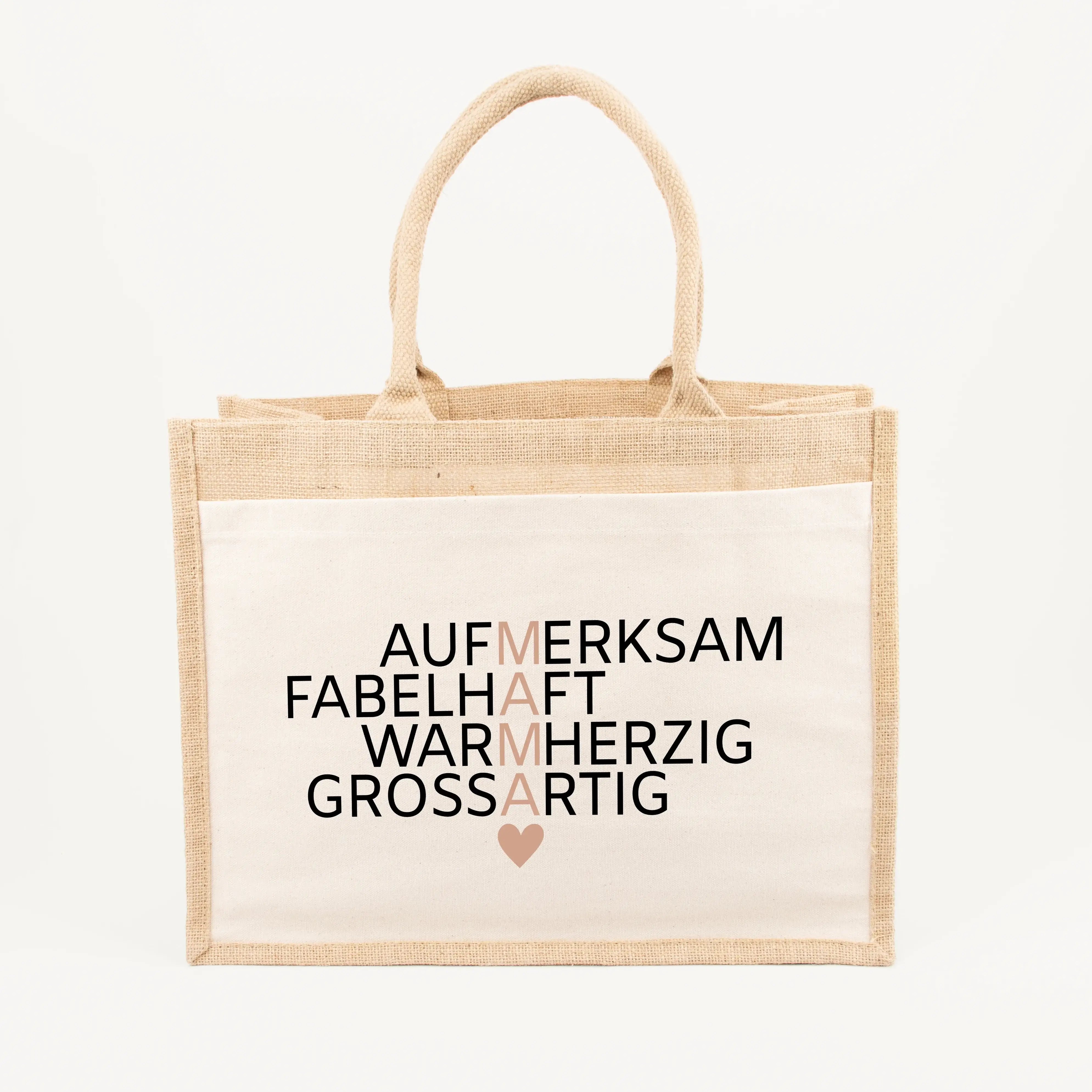 Jutetasche Mama Bedeutung - Jutetasche - famprints - Entdecke die Jutetasche Mama Bedeutung – das perfekte Geschenk für deine Mama! Diese stylische Jutetasche zeigt die vier besonderen Wörter aufmerksam, fabelhaft, warmherzig und großartig, die vertikal d
