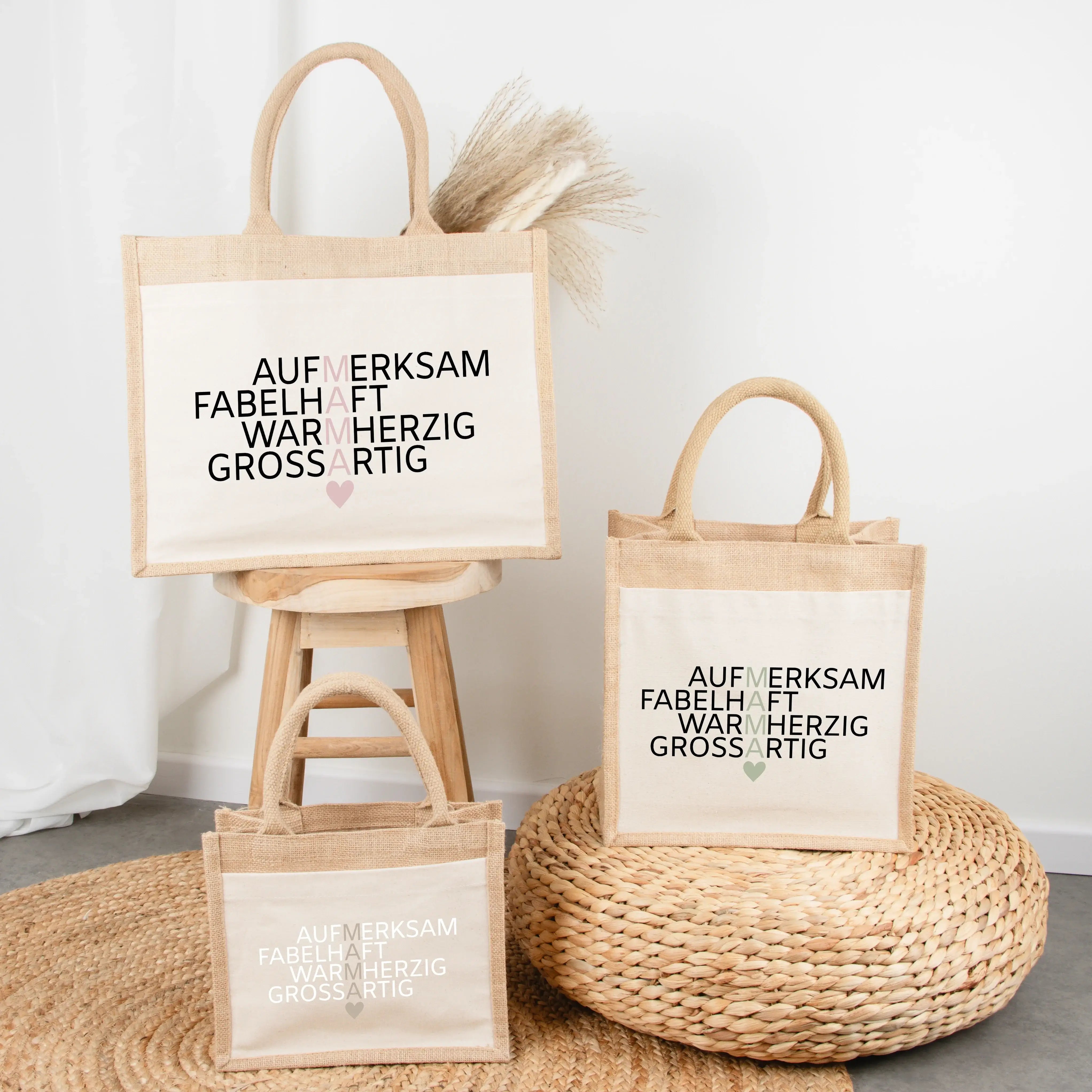 Jutetasche Mama Bedeutung - Jutetasche - famprints - Entdecke die Jutetasche Mama Bedeutung – das perfekte Geschenk für deine Mama! Diese stylische Jutetasche zeigt die vier besonderen Wörter aufmerksam, fabelhaft, warmherzig und großartig, die vertikal d