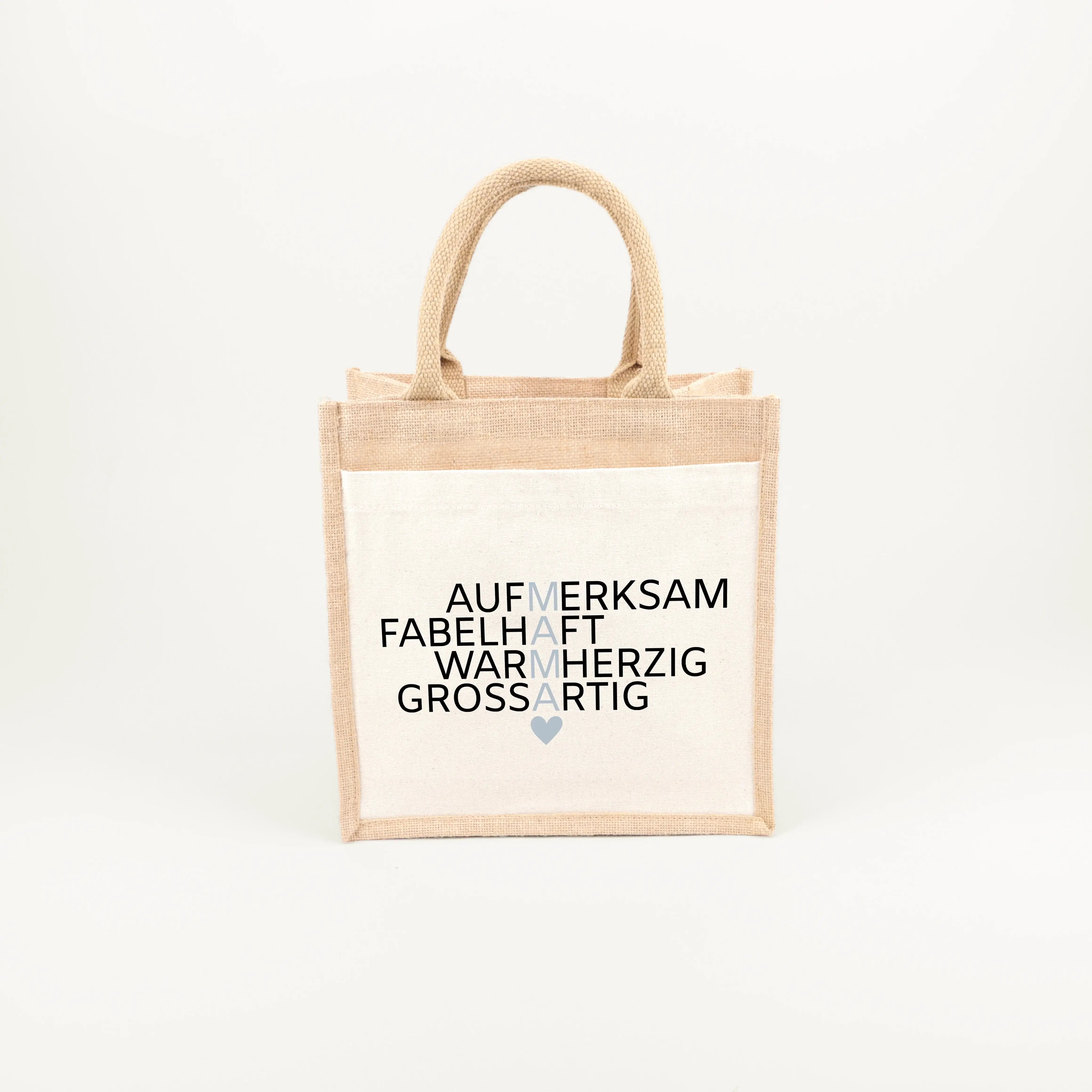 Jutetasche Mama Bedeutung - Jutetasche - famprints - Entdecke die Jutetasche Mama Bedeutung – das perfekte Geschenk für deine Mama! Diese stylische Jutetasche zeigt die vier besonderen Wörter aufmerksam, fabelhaft, warmherzig und großartig, die vertikal d
