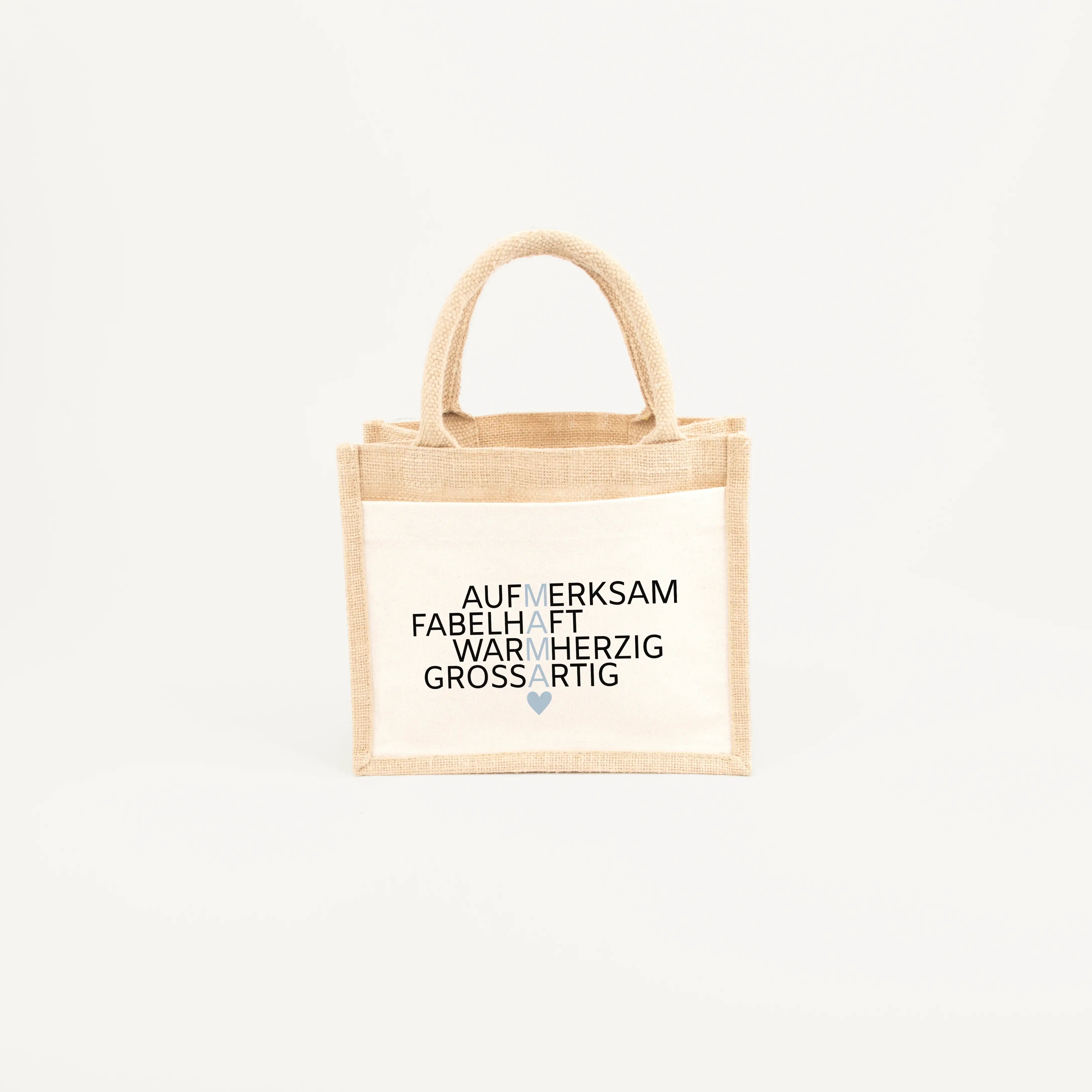 Jutetasche Mama Bedeutung - Jutetasche - famprints - Entdecke die Jutetasche Mama Bedeutung – das perfekte Geschenk für deine Mama! Diese stylische Jutetasche zeigt die vier besonderen Wörter aufmerksam, fabelhaft, warmherzig und großartig, die vertikal d