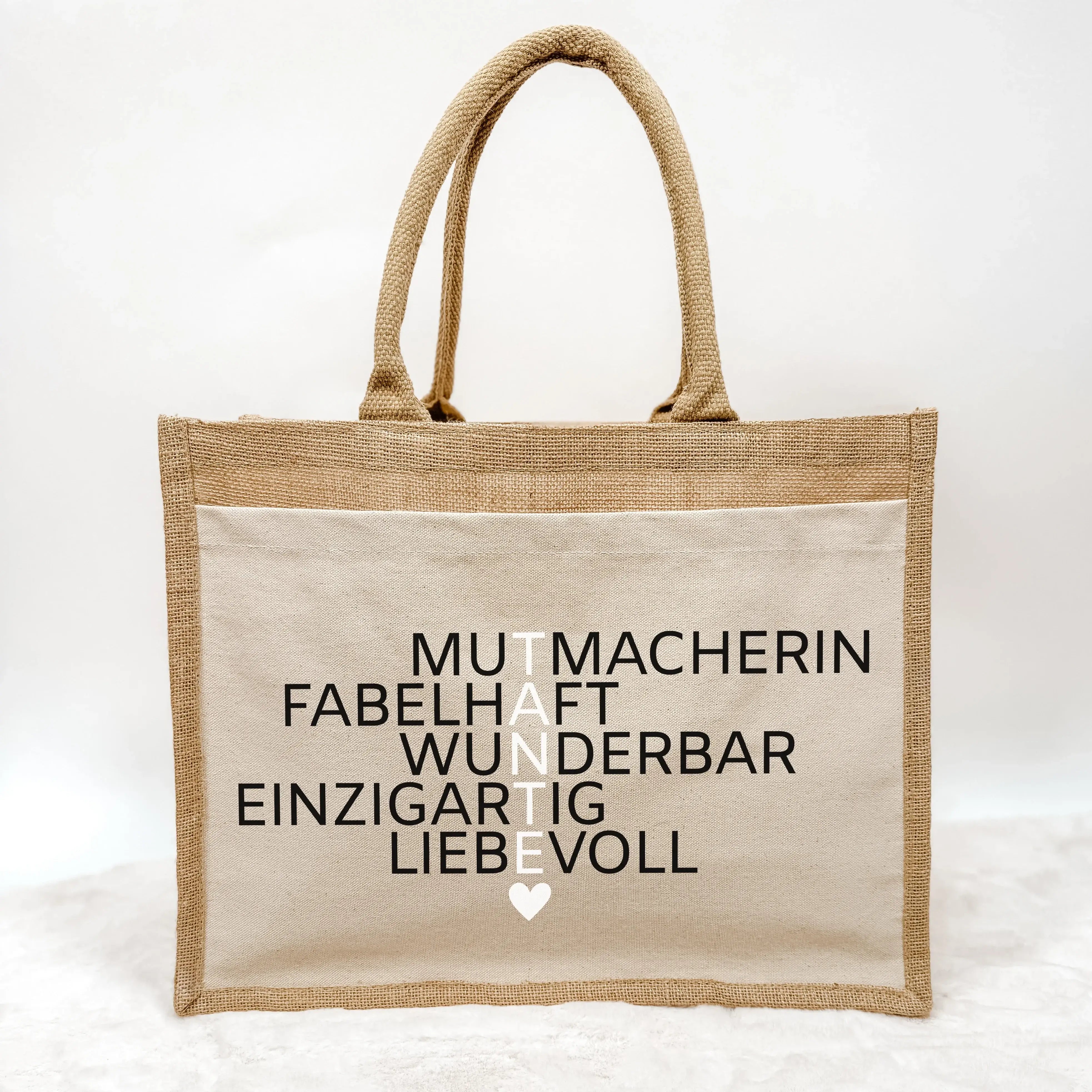 Jutetasche Tante Bedeutung - Jutetasche - famprints - Entdecke die Jutetasche Tante Bedeutung – das perfekte Geschenk für deine liebe Tante! Diese stylische Jutetasche überzeugt mit einer besonderen Botschaft: Vertikal angeordnet bilden die fünf kraftvoll