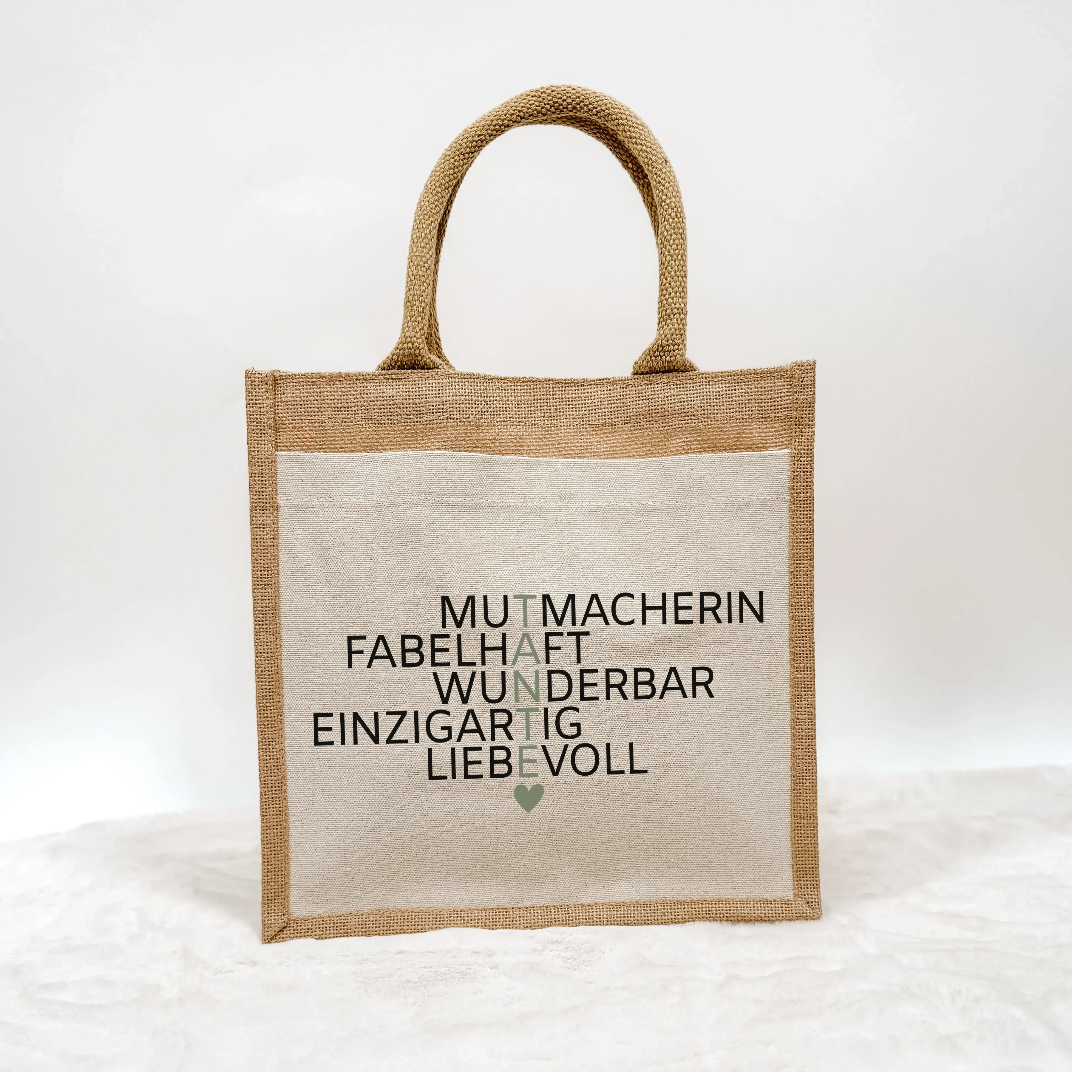 Jutetasche Tante Bedeutung - Jutetasche - famprints - Entdecke die Jutetasche Tante Bedeutung – das perfekte Geschenk für deine liebe Tante! Diese stylische Jutetasche überzeugt mit einer besonderen Botschaft: Vertikal angeordnet bilden die fünf kraftvoll