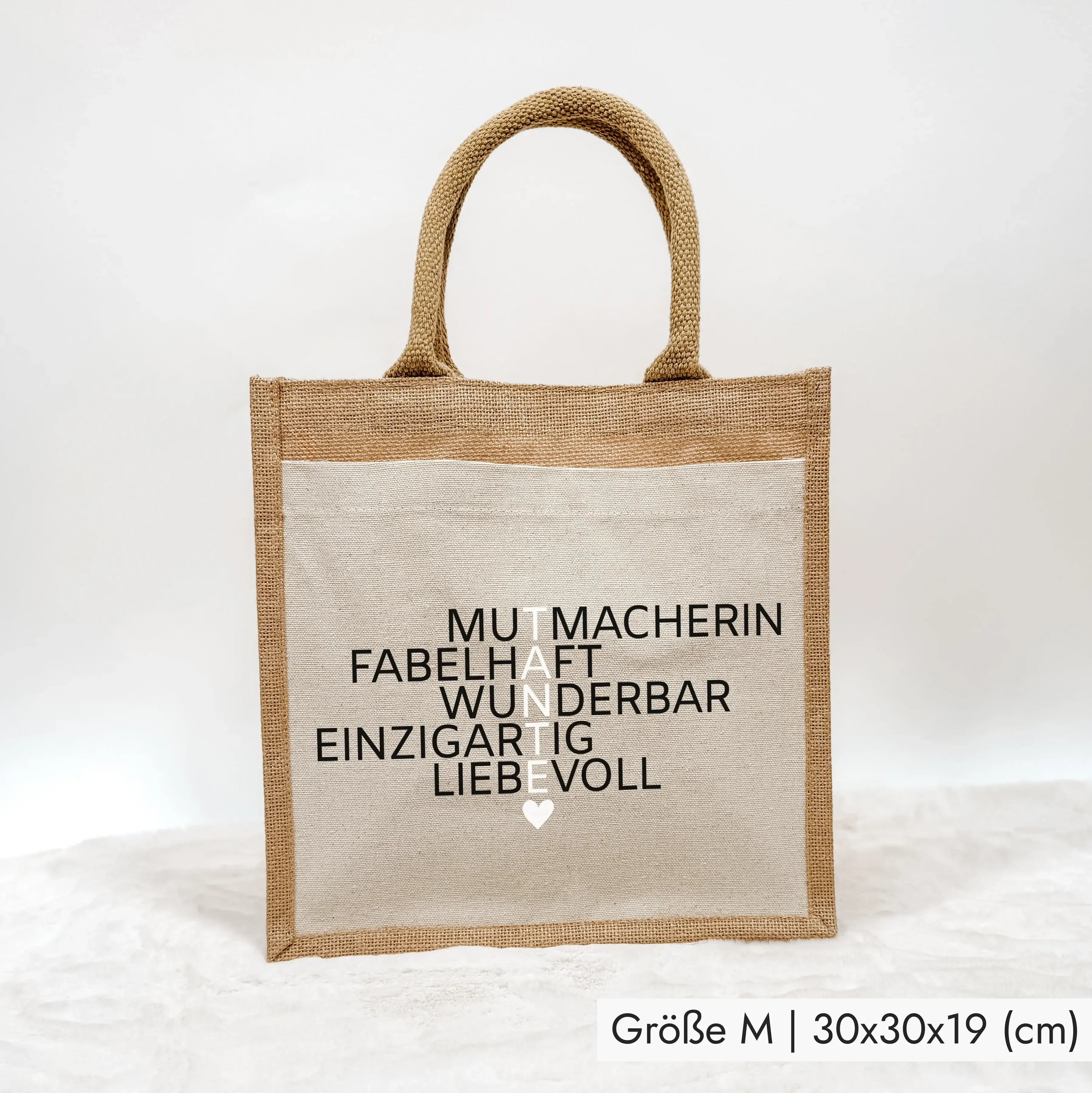 Jutetasche Tante Bedeutung - Jutetasche - famprints - Entdecke die Jutetasche Tante Bedeutung – das perfekte Geschenk für deine liebe Tante! Diese stylische Jutetasche überzeugt mit einer besonderen Botschaft: Vertikal angeordnet bilden die fünf kraftvoll