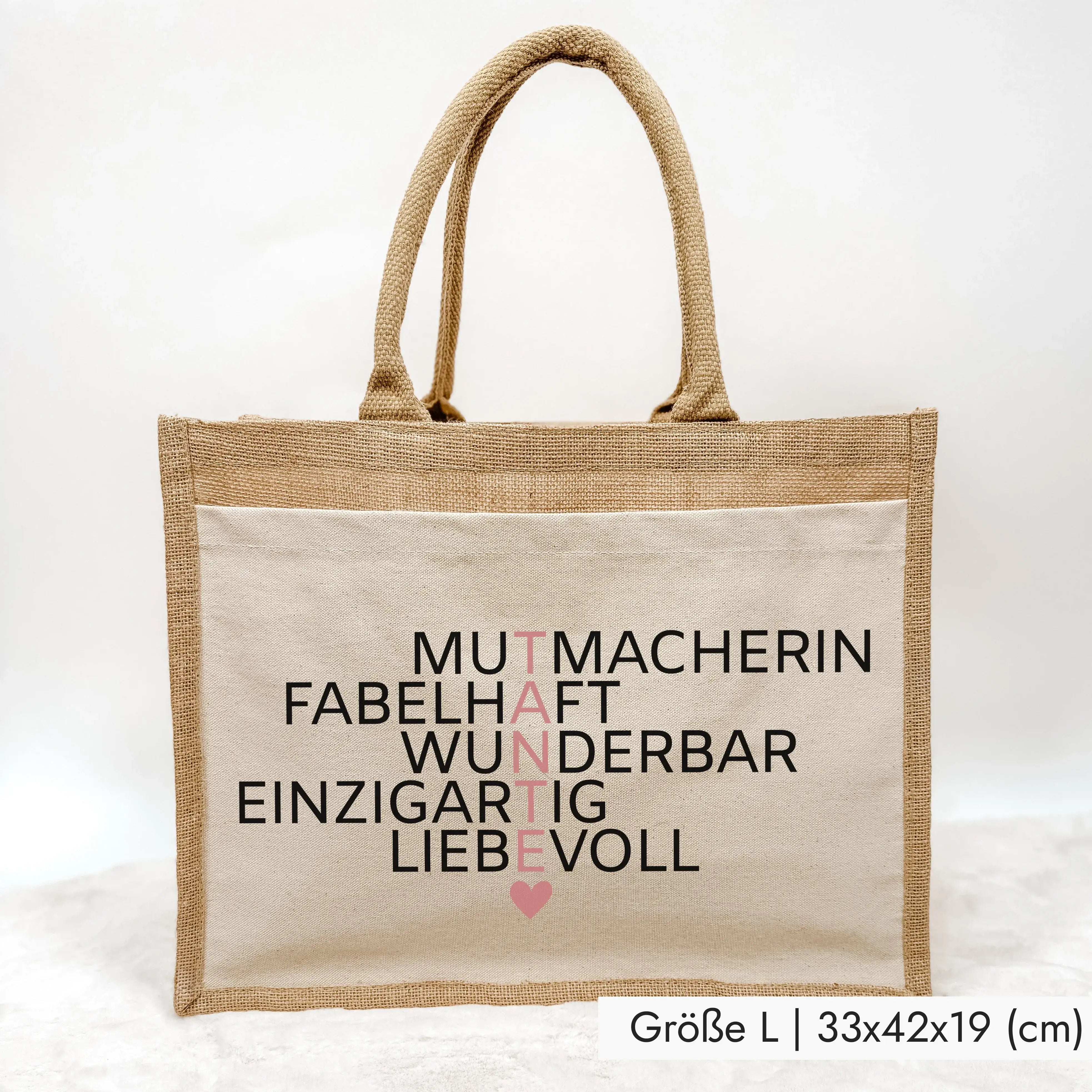 Jutetasche Tante Bedeutung - Jutetasche - famprints - Entdecke die Jutetasche Tante Bedeutung – das perfekte Geschenk für deine liebe Tante! Diese stylische Jutetasche überzeugt mit einer besonderen Botschaft: Vertikal angeordnet bilden die fünf kraftvoll