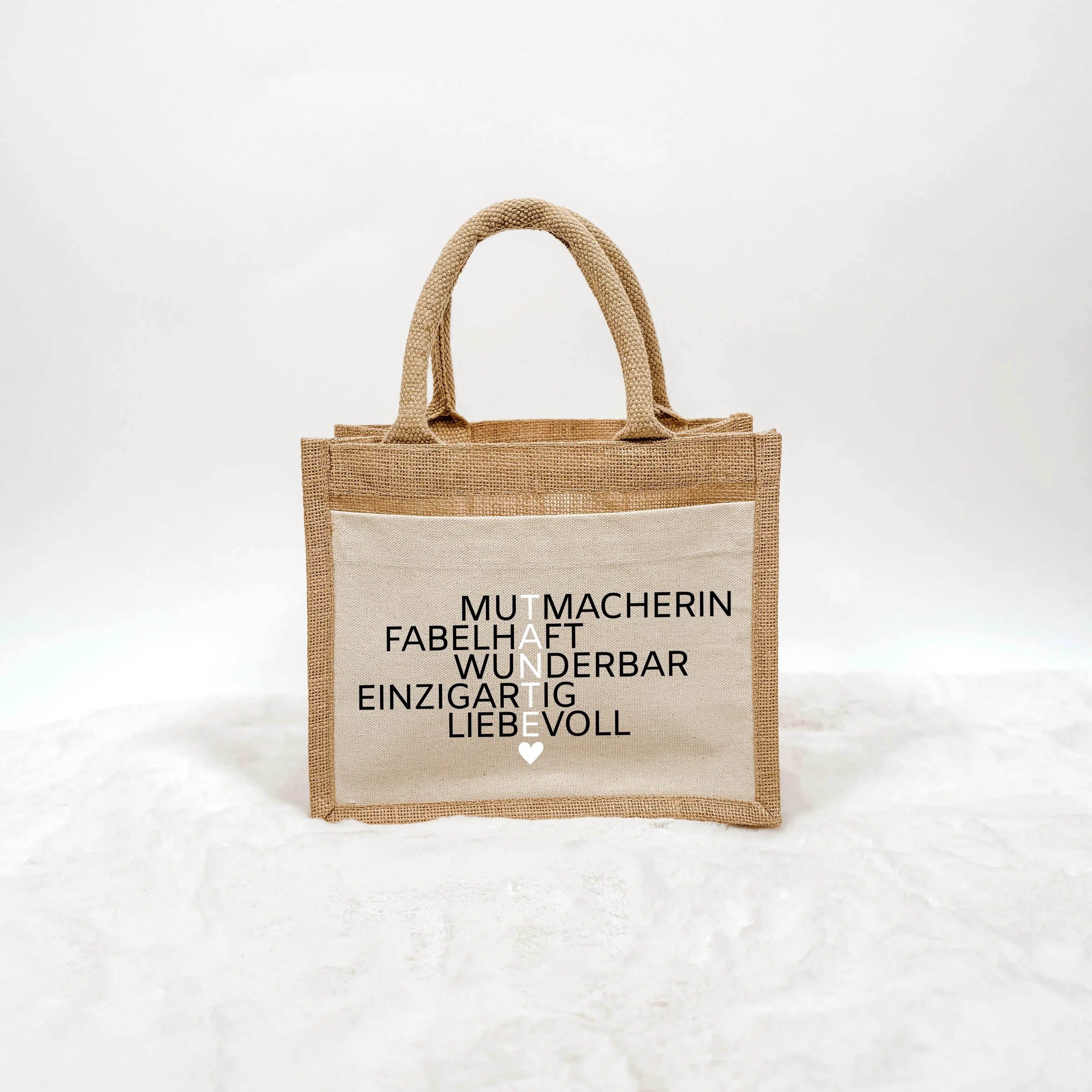 Jutetasche Tante Bedeutung - Jutetasche - famprints - Entdecke die Jutetasche Tante Bedeutung – das perfekte Geschenk für deine liebe Tante! Diese stylische Jutetasche überzeugt mit einer besonderen Botschaft: Vertikal angeordnet bilden die fünf kraftvoll