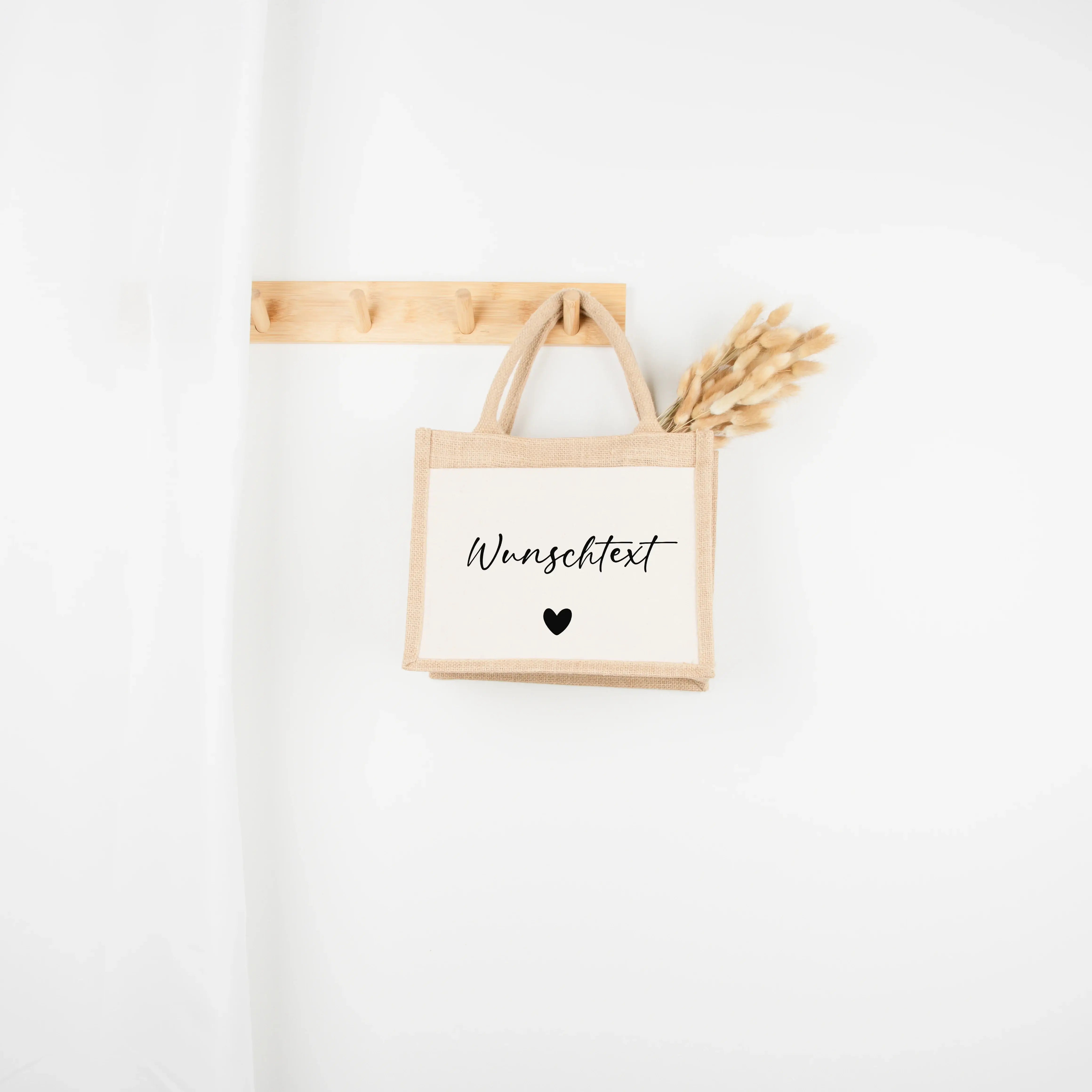 Jutetasche Wunschtext-Jutetasche-famprints-Eine Jutetasche Wunschtext wird bei famprints zu einem liebevollen Begleiter, der deine Gefühle sichtbar macht. Mit deinem persönlichen Spruch, Namen oder Zitat entsteht ein Geschenk, das von Herzen kommt und Eri