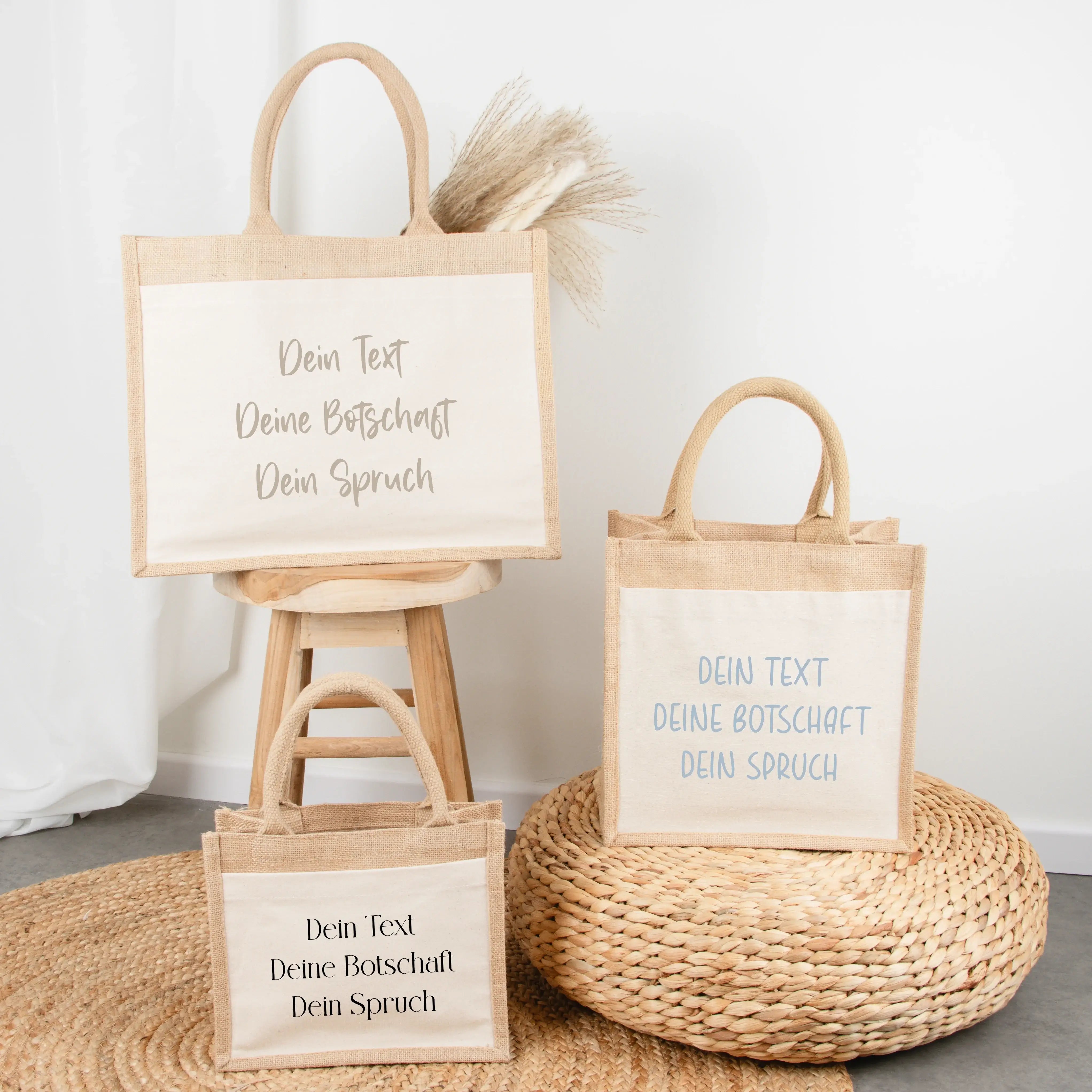 Jutetasche Eigener Spruch - Jutetasche - famprints - Mit einer Jutetasche eigener Spruch von famprints gestaltest du einen Begleiter, der deine Worte trägt und im Alltag für liebevolle Momente sorgt. Die naturfarbene Jute kombiniert mit einer Baumwoll-Vor