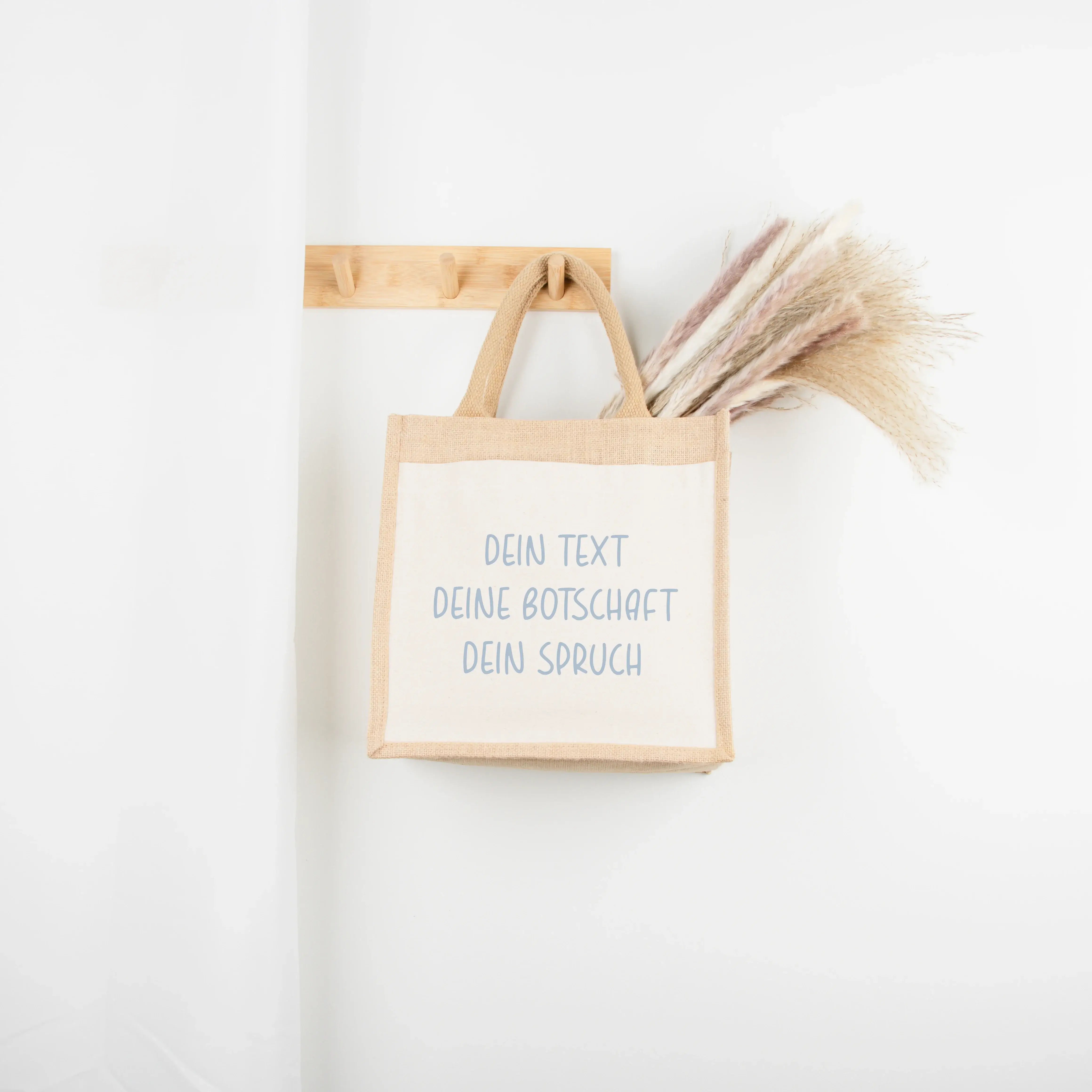 Jutetasche Eigener Spruch - Jutetasche - famprints - Mit einer Jutetasche eigener Spruch von famprints gestaltest du einen Begleiter, der deine Worte trägt und im Alltag für liebevolle Momente sorgt. Die naturfarbene Jute kombiniert mit einer Baumwoll-Vor