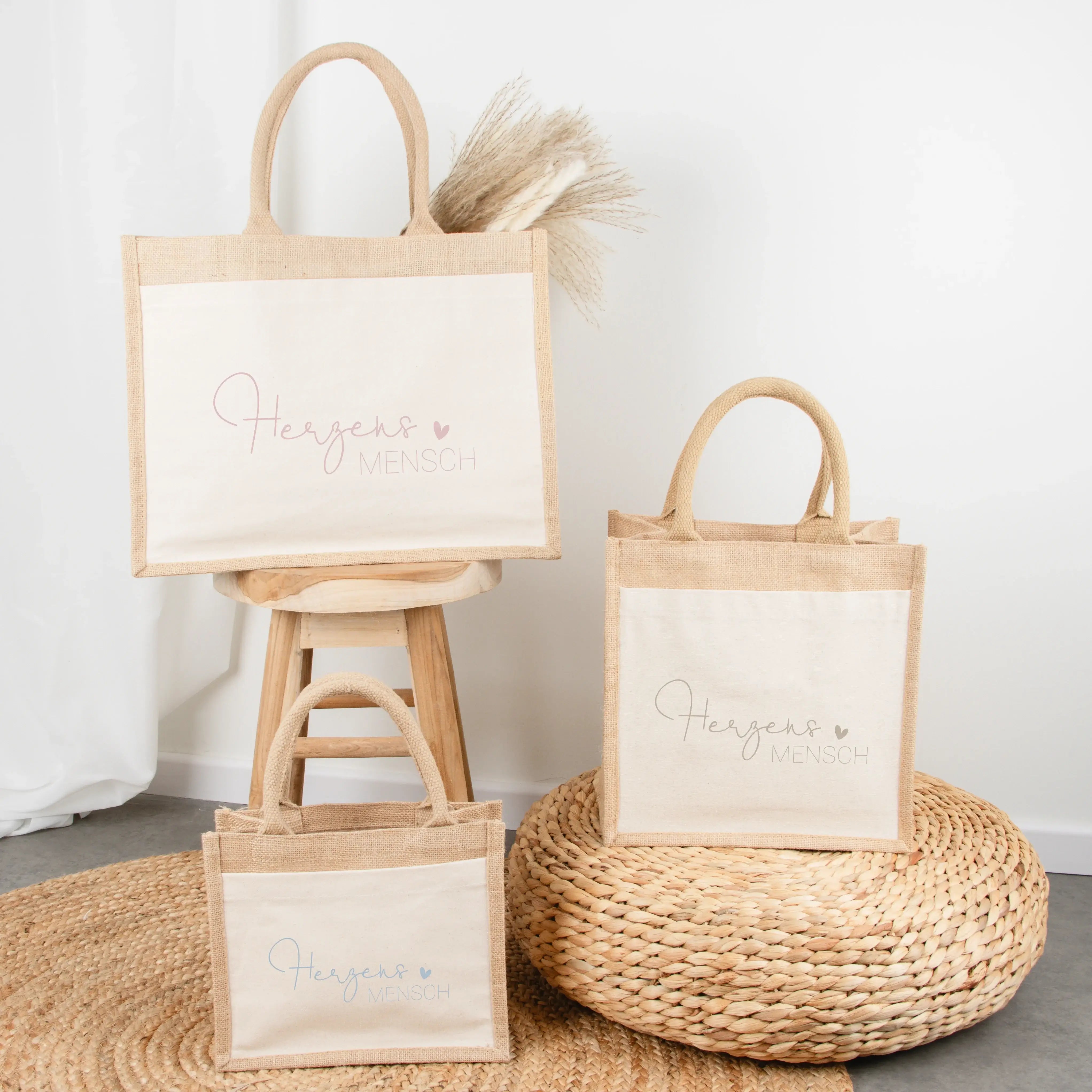 Jutetasche Herzensmensch-Jutetasche-famprints-Die Jutetasche Herzensmensch von famprints ist mehr als nur eine Tasche – sie ist eine liebevolle Botschaft für Menschen, die dir besonders nahestehen. Mit dem feinen Schriftzug Herzensmensch und dem kleinen H