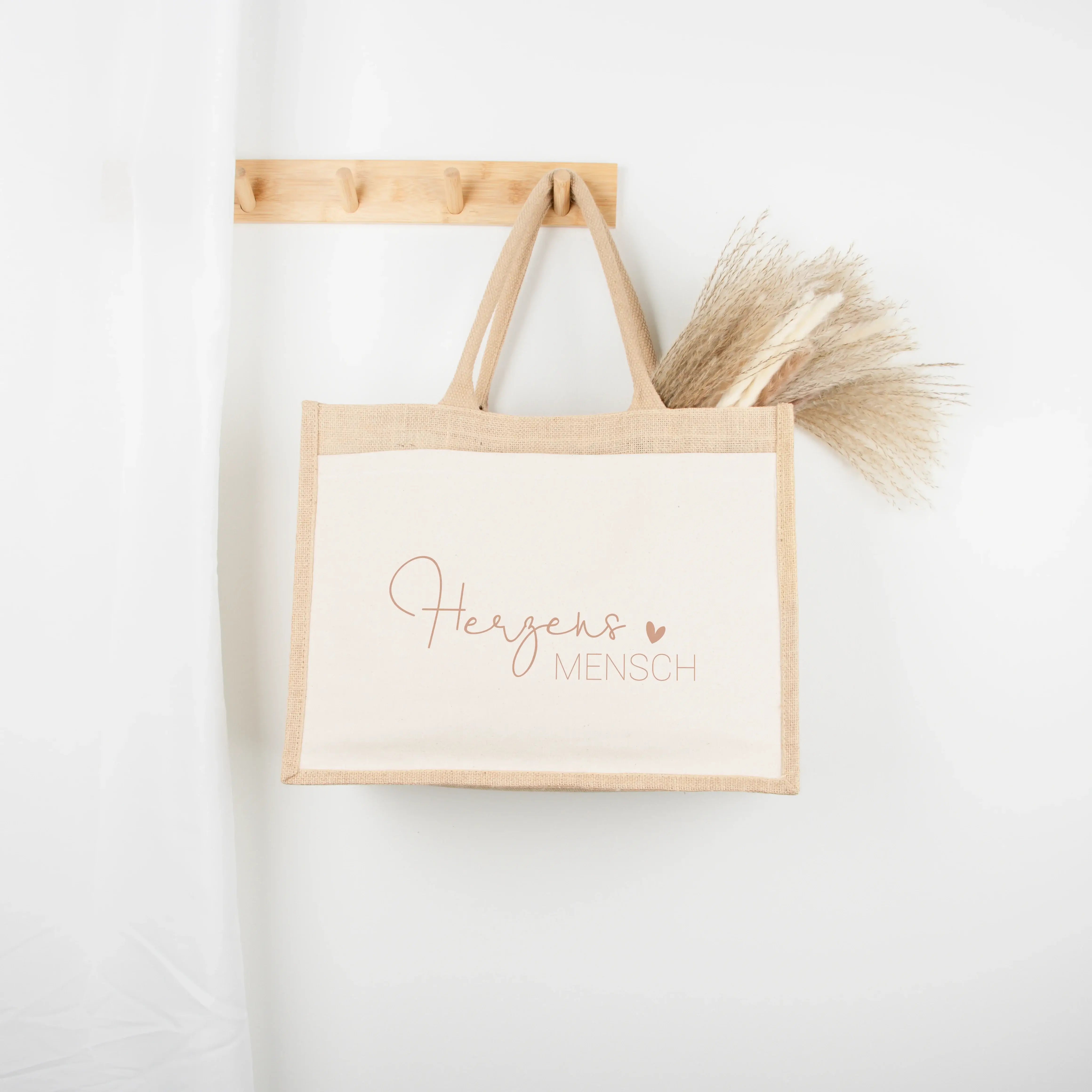 Jutetasche Herzensmensch-Jutetasche-famprints-Die Jutetasche Herzensmensch von famprints ist mehr als nur eine Tasche – sie ist eine liebevolle Botschaft für Menschen, die dir besonders nahestehen. Mit dem feinen Schriftzug Herzensmensch und dem kleinen H