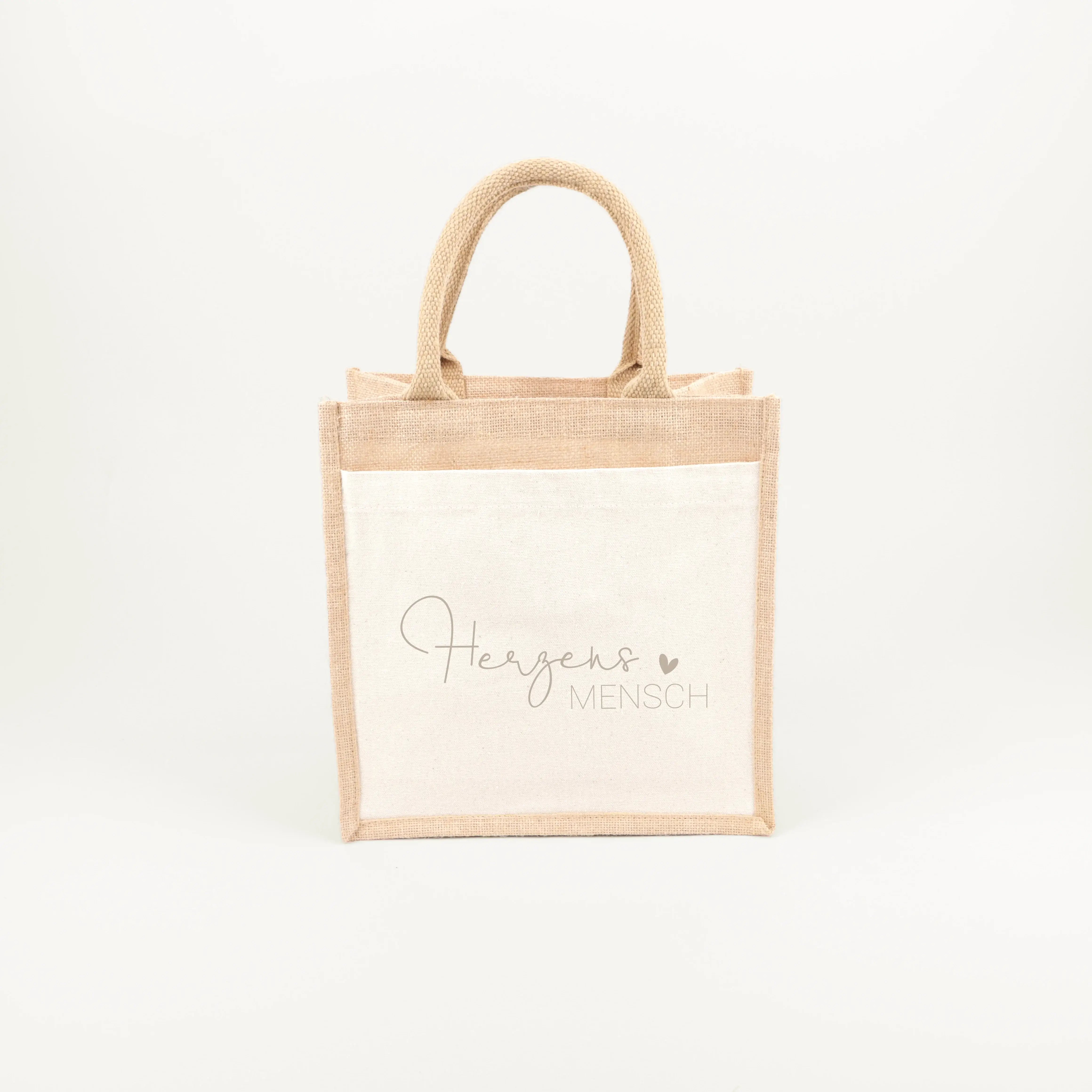 Jutetasche Herzensmensch-Jutetasche-famprints-Die Jutetasche Herzensmensch von famprints ist mehr als nur eine Tasche – sie ist eine liebevolle Botschaft für Menschen, die dir besonders nahestehen. Mit dem feinen Schriftzug Herzensmensch und dem kleinen H